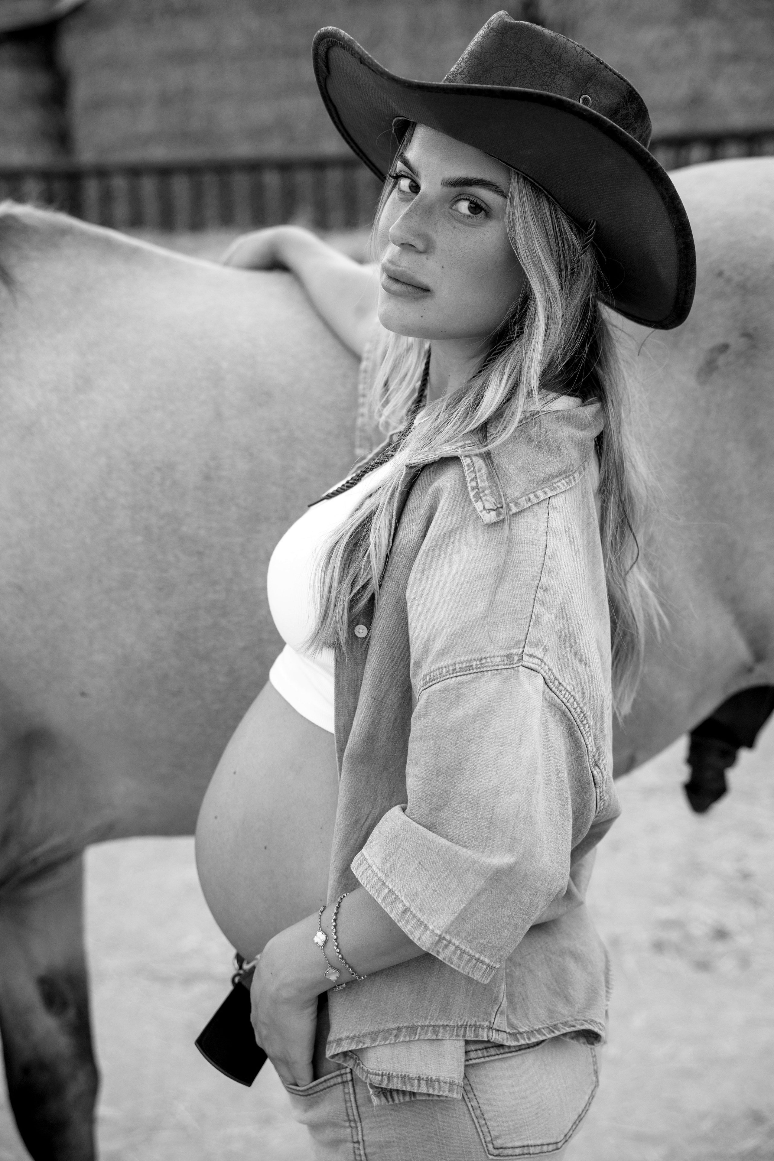 Pregnancy photoshoot at the horse farm. Главная