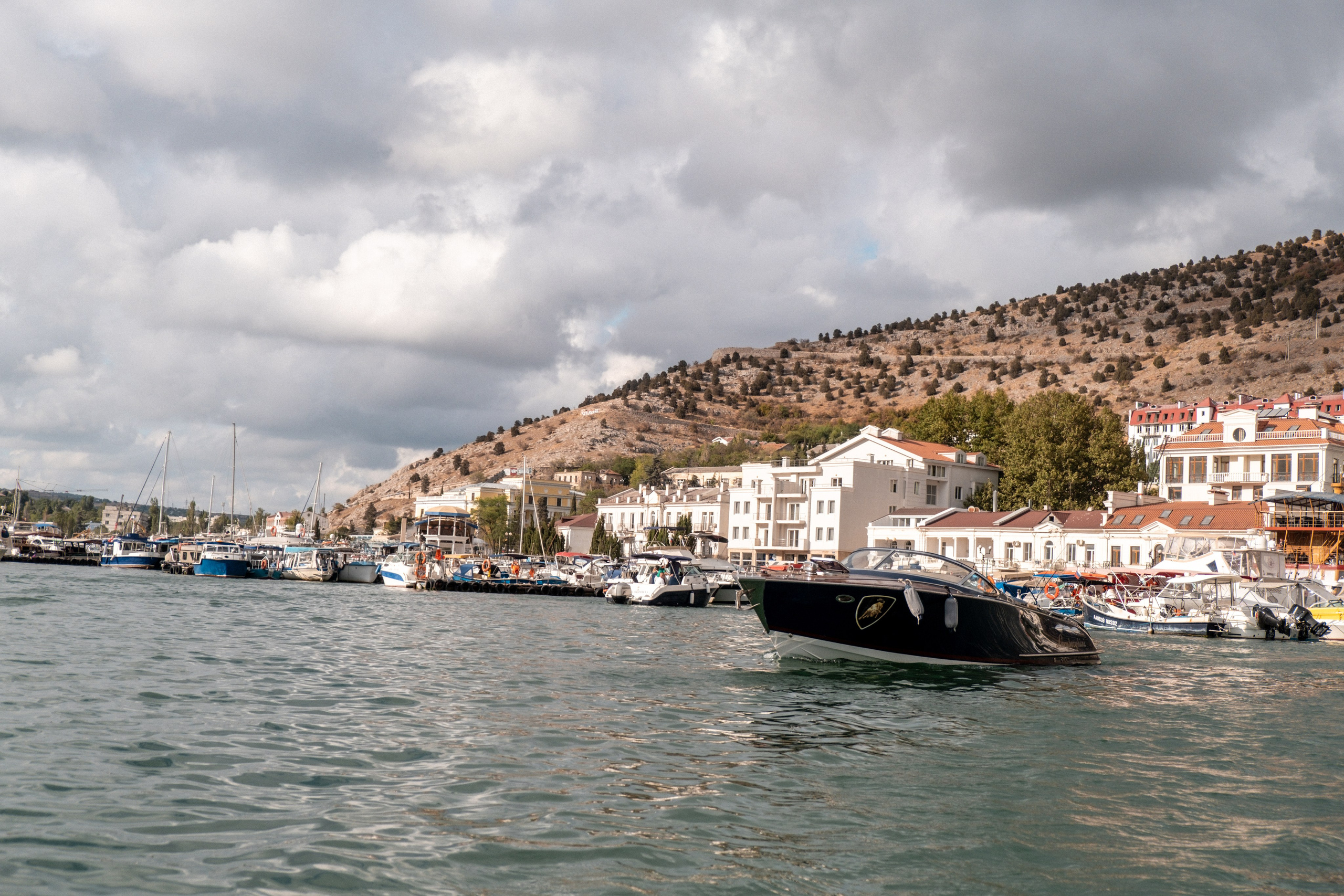М+А — Прогулка на катере в Балаклаве. Профессиональная фотосъемка в Крыму. Натуральные эмоции и живые кадры. Забронируйте дату прямо сейчас!