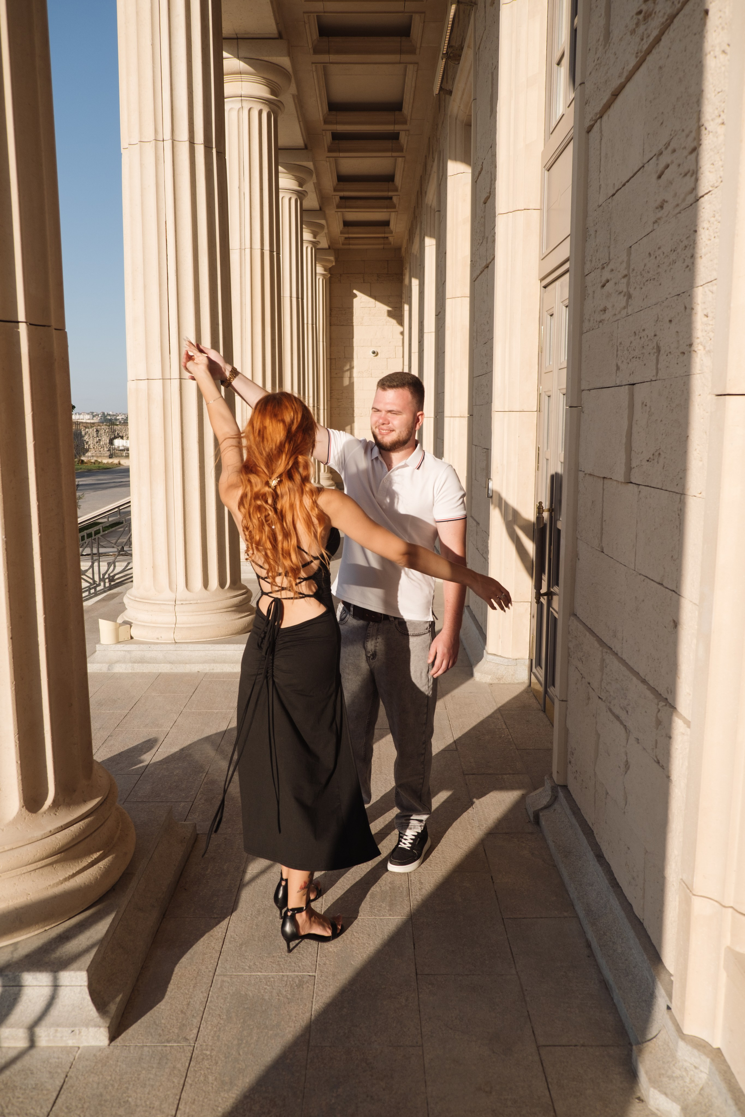 Молодая стильная пара танцует  у колонн нового Херсонеса. Фотограф и видеограф Желдак Илья
