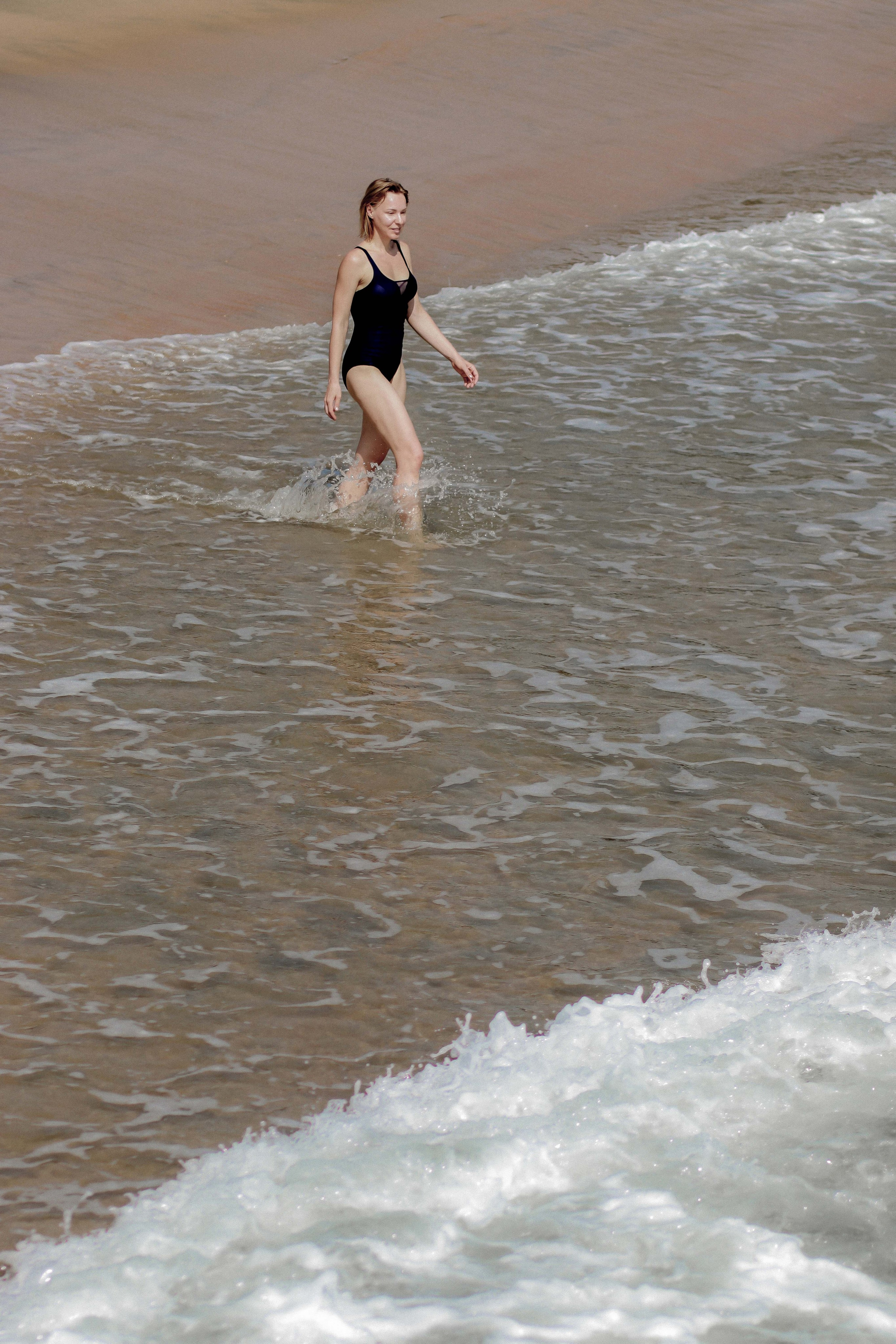 Экспресс-съемка 30 мин: девушка с серфом в воде на пляже Поттувиль Шри-Ланка. Фотограф на Шри-Ланке