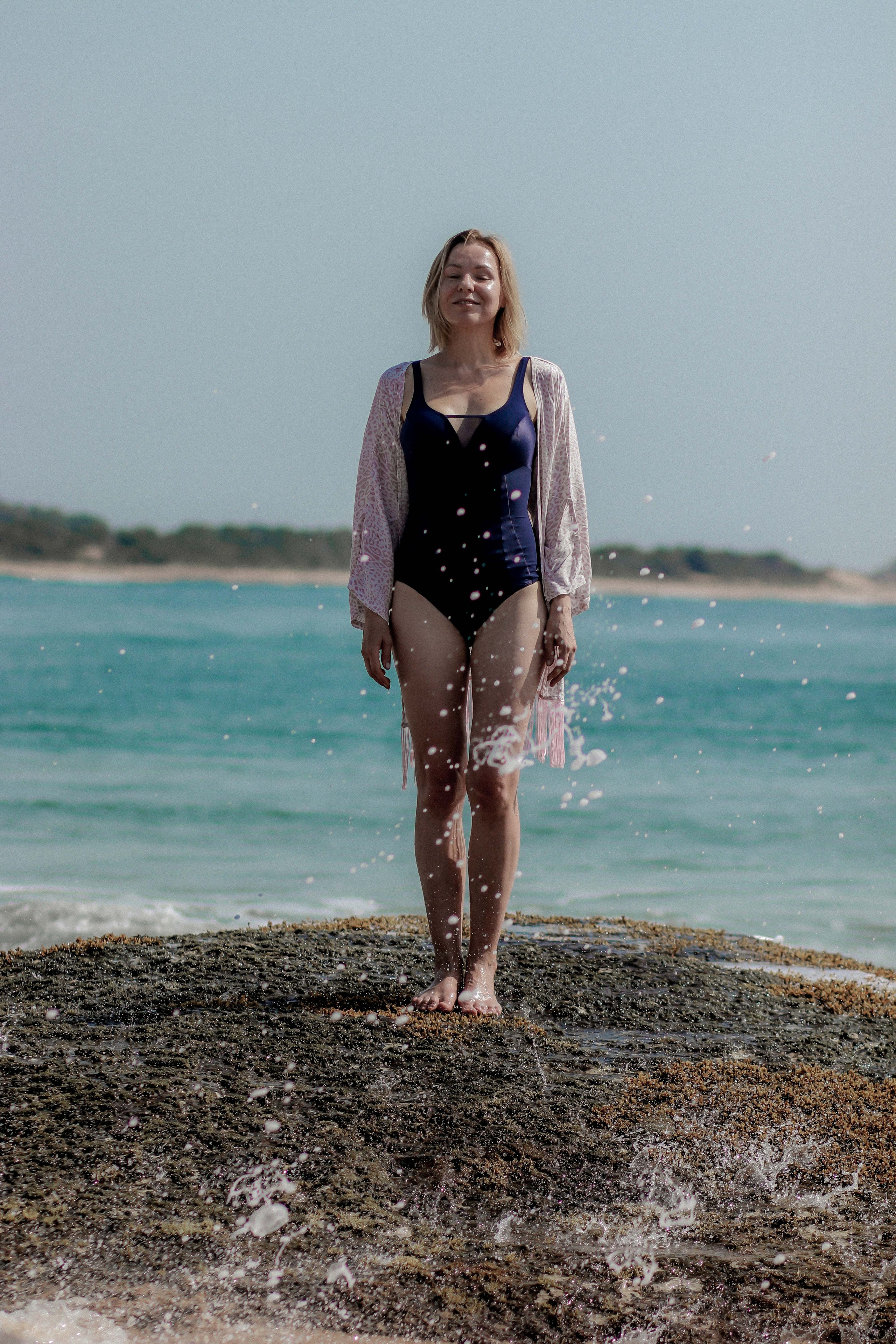 Экспресс-съемка 30 мин: девушка с серфом в воде на пляже Поттувиль Шри-Ланка. Фотограф на Шри-Ланке