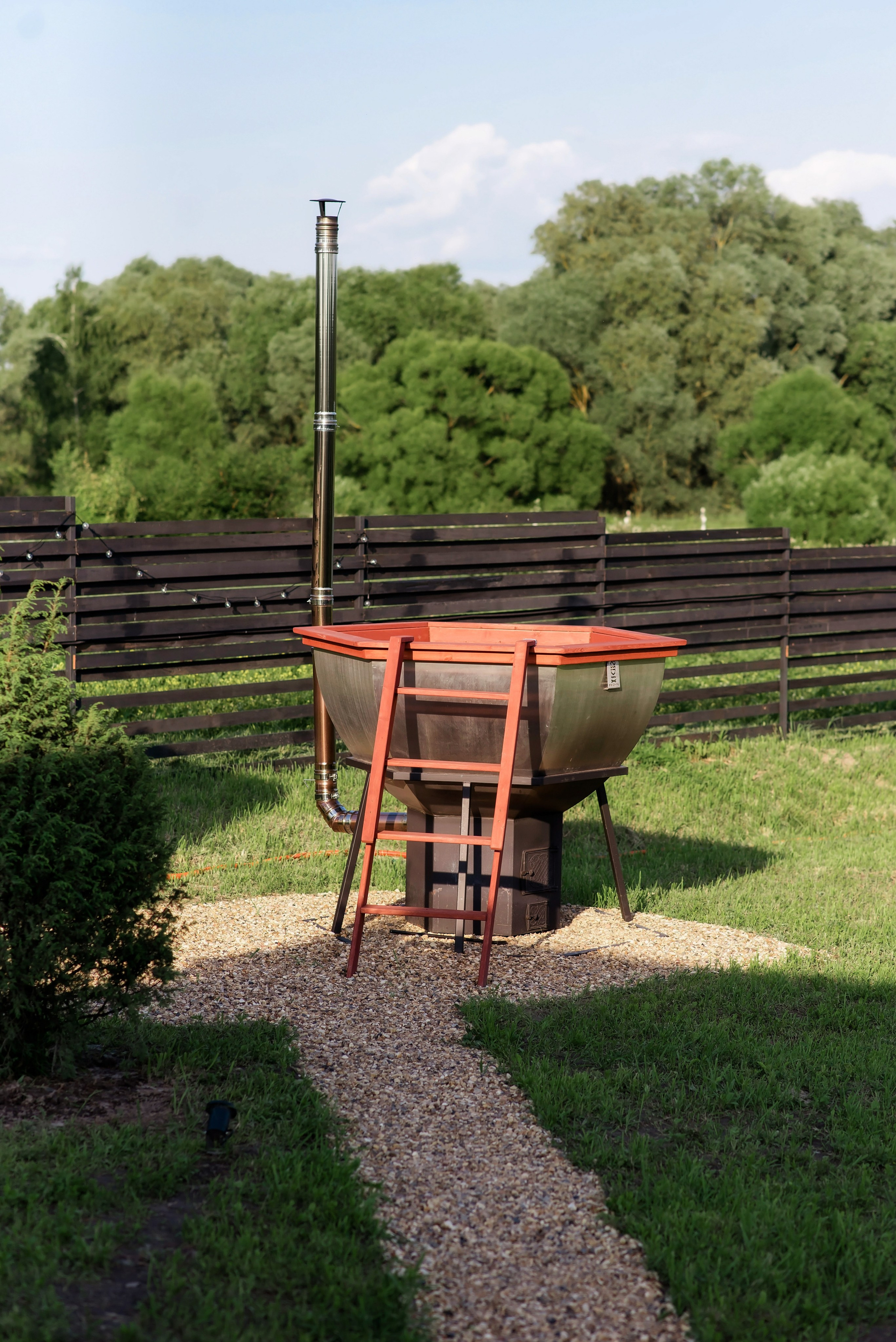 Наша территория. Глэмпинг. Аренда дома для отдыха в Брянске. Банный чан, зона BBQ. Дом на озере в Брянске. Отдых Брянск