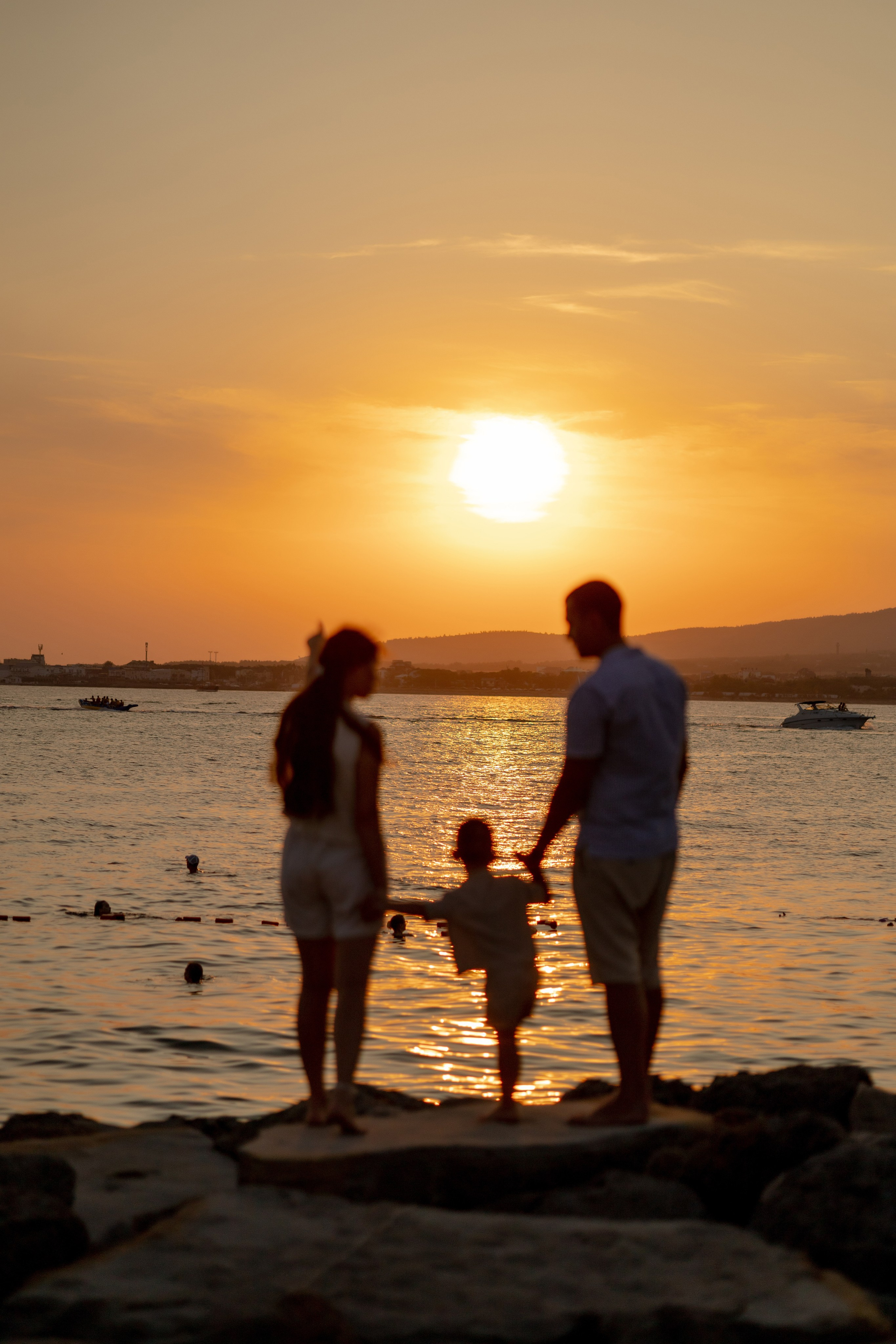 Закат на пляже Метрополь. Семейный и портретный фотограф в Геленджике Любовь Бодрова