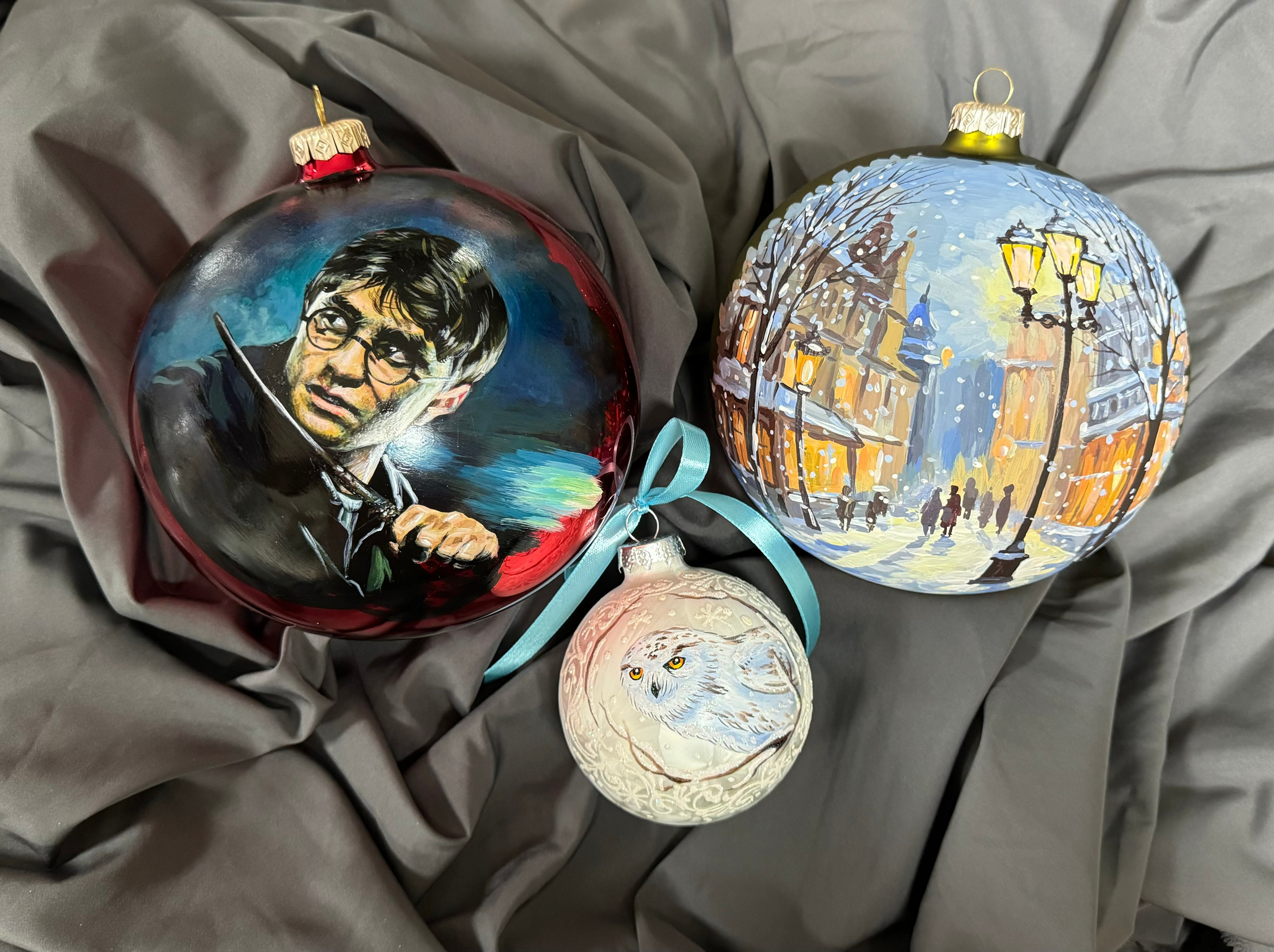 ArtSHARm- наше портфолио по ёлочным шарам с ручной росписью. Художественная ручная роспись елочных шаров, корпоративные подарки и восковые аромасвечи
