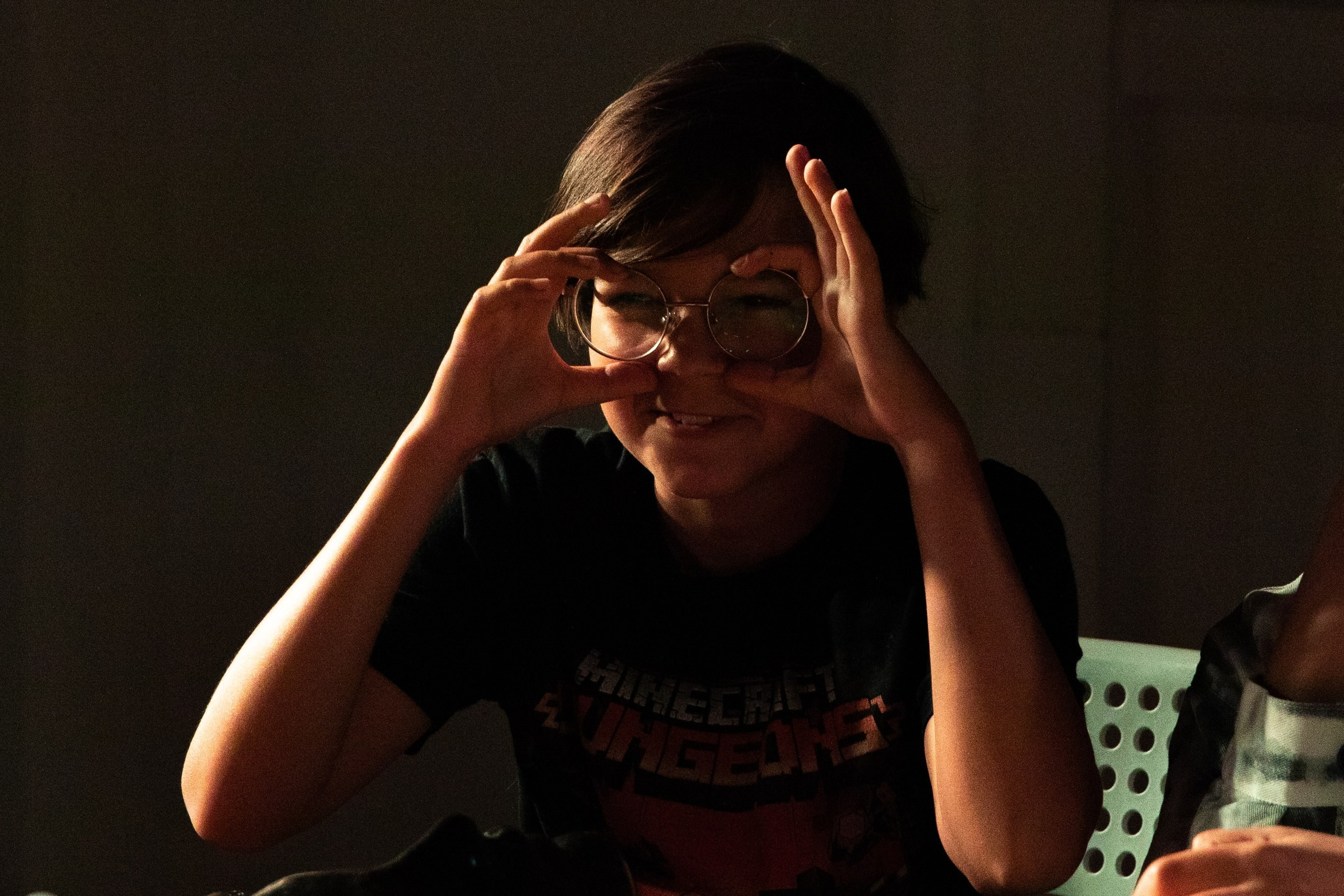 Ученик на репортажной фотосессии ищет мафию