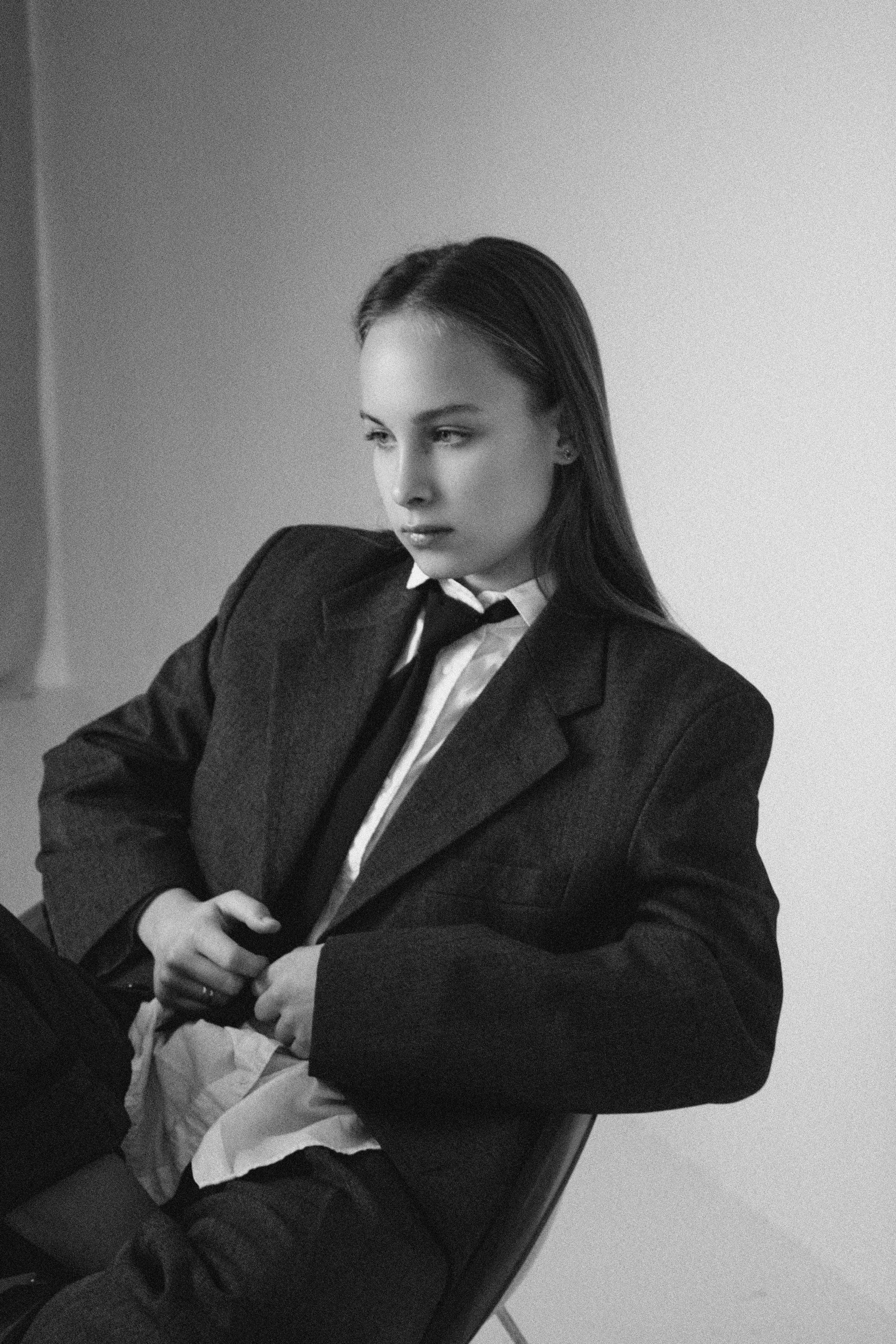 женский портрет черно белый