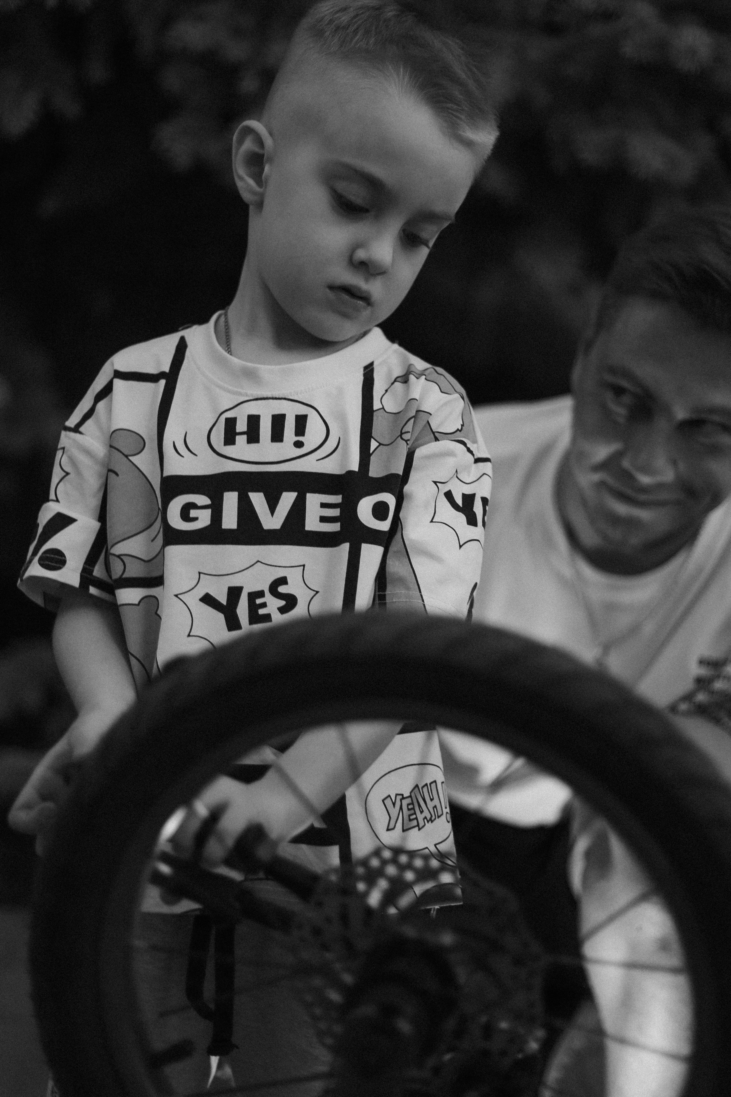 Папа учит сына кататься на велосипеде. Фотограф в Крыму | Виктория Нотевская