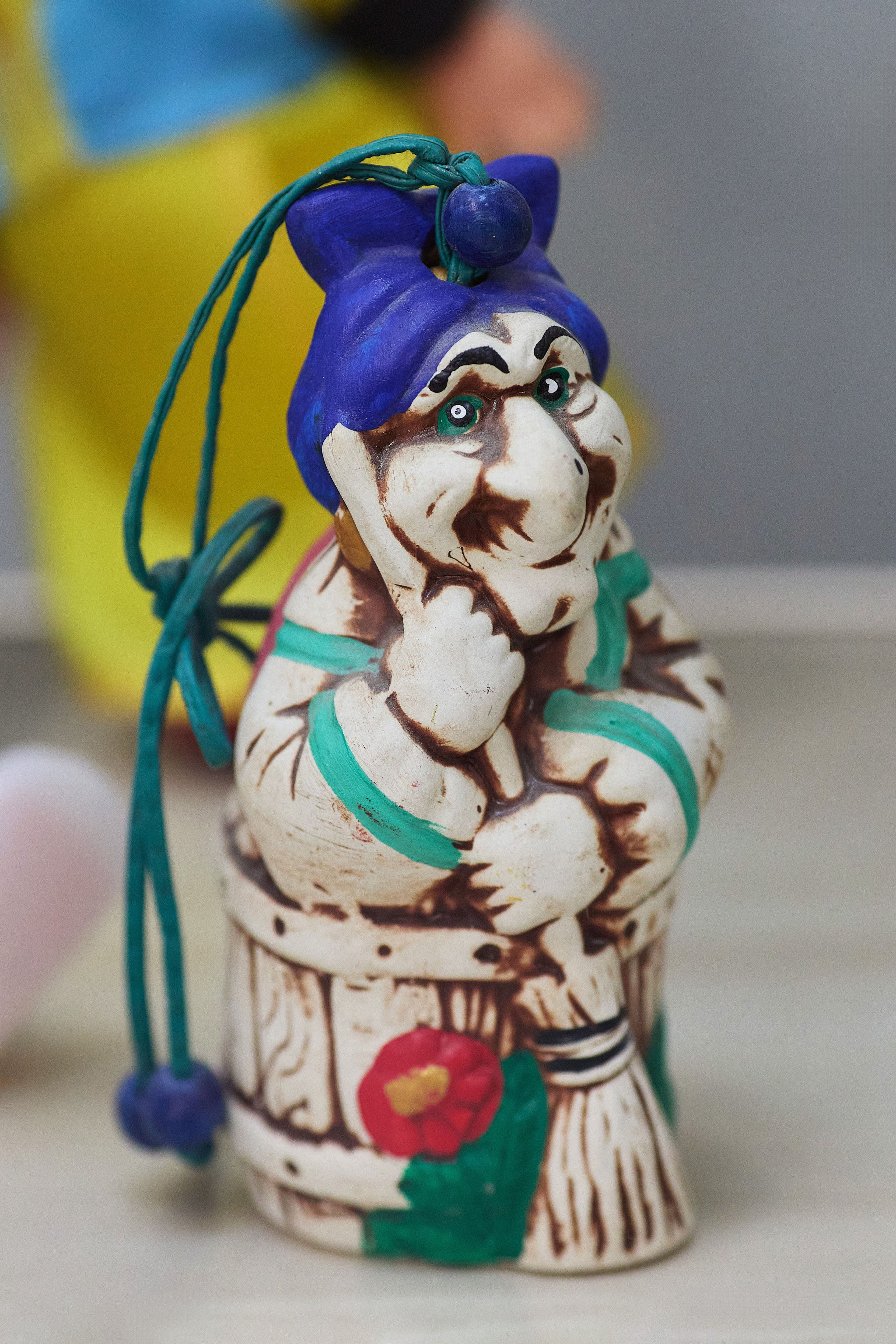 Керамическая фигурка Бабы-яги в синем платке, держащей метлу и сидящей в ступе