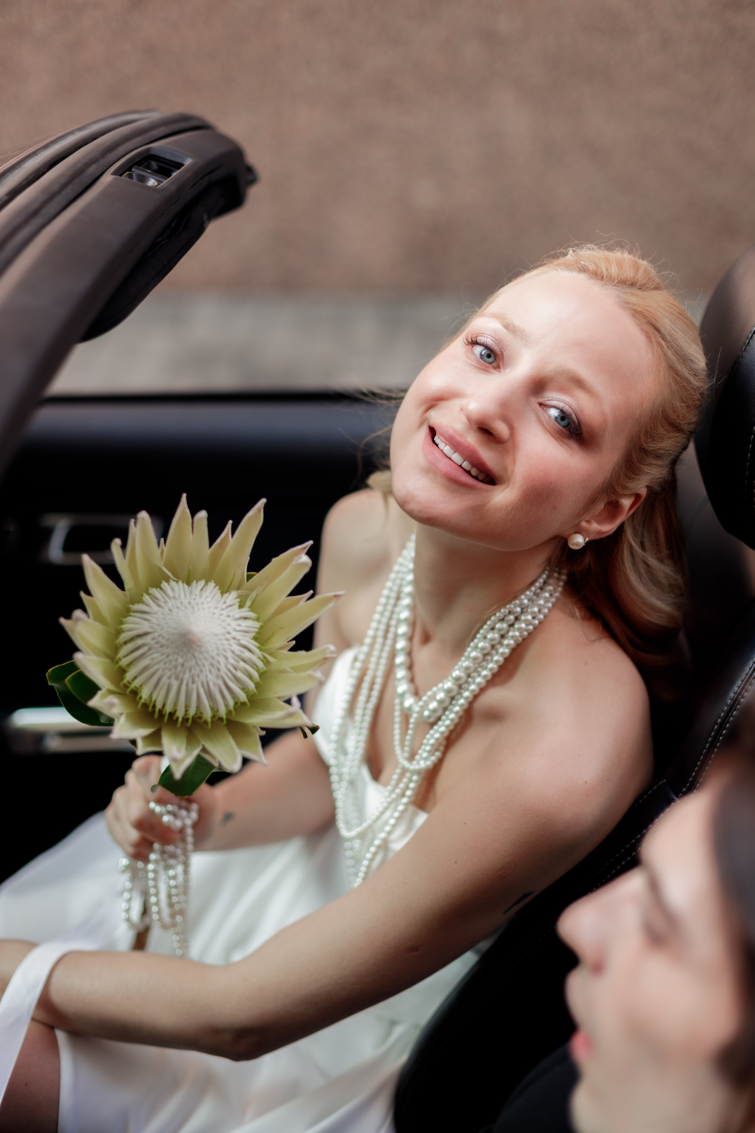 Свадебная фотосессия с автомобилем в центре Москвы, фотограф свадьбам Москва