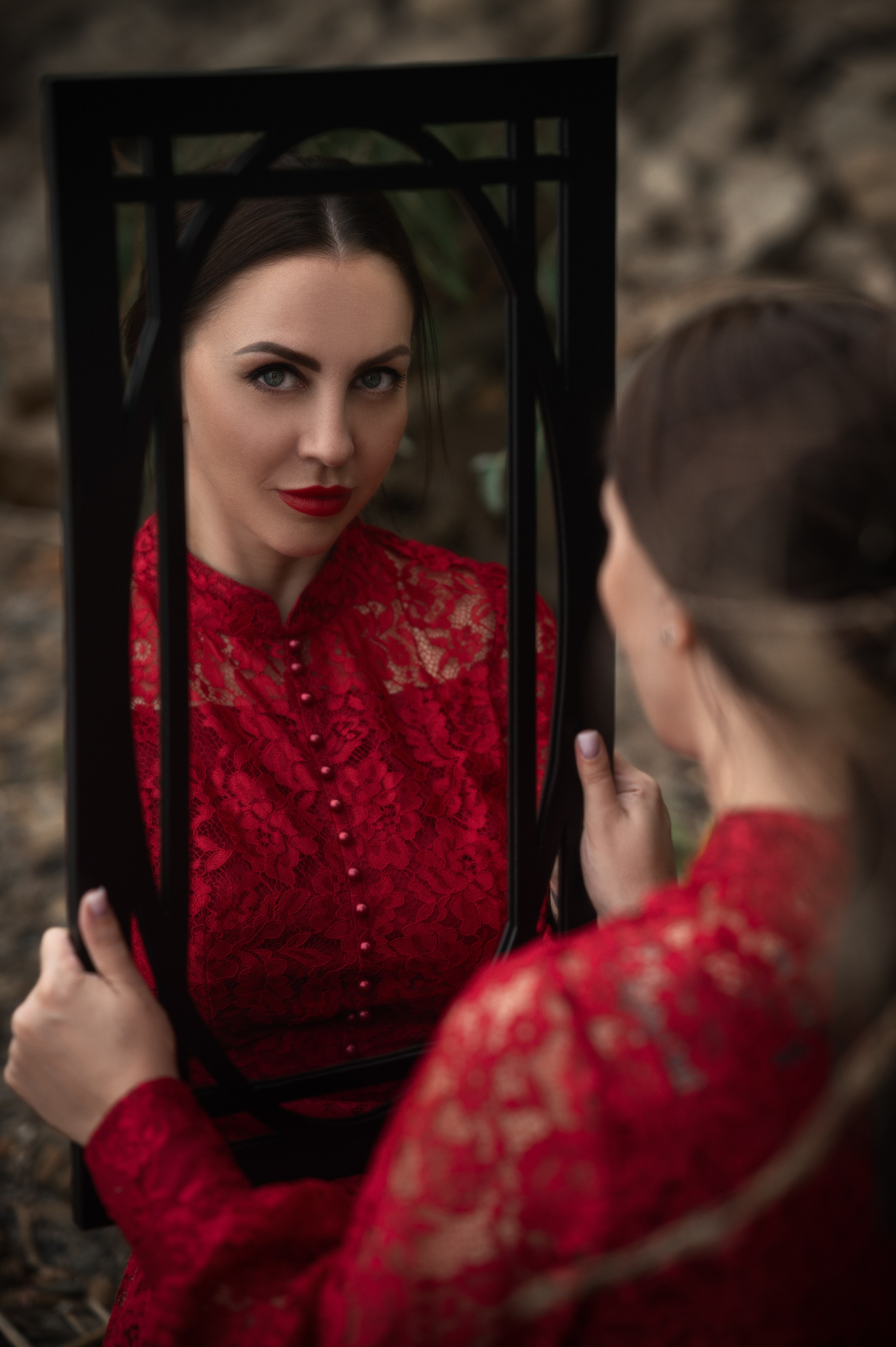 Фотосессия в Волгодонске от Елизаветы Жуйковой: девушка в красном платье у зеркала на фоне зелёного леса.