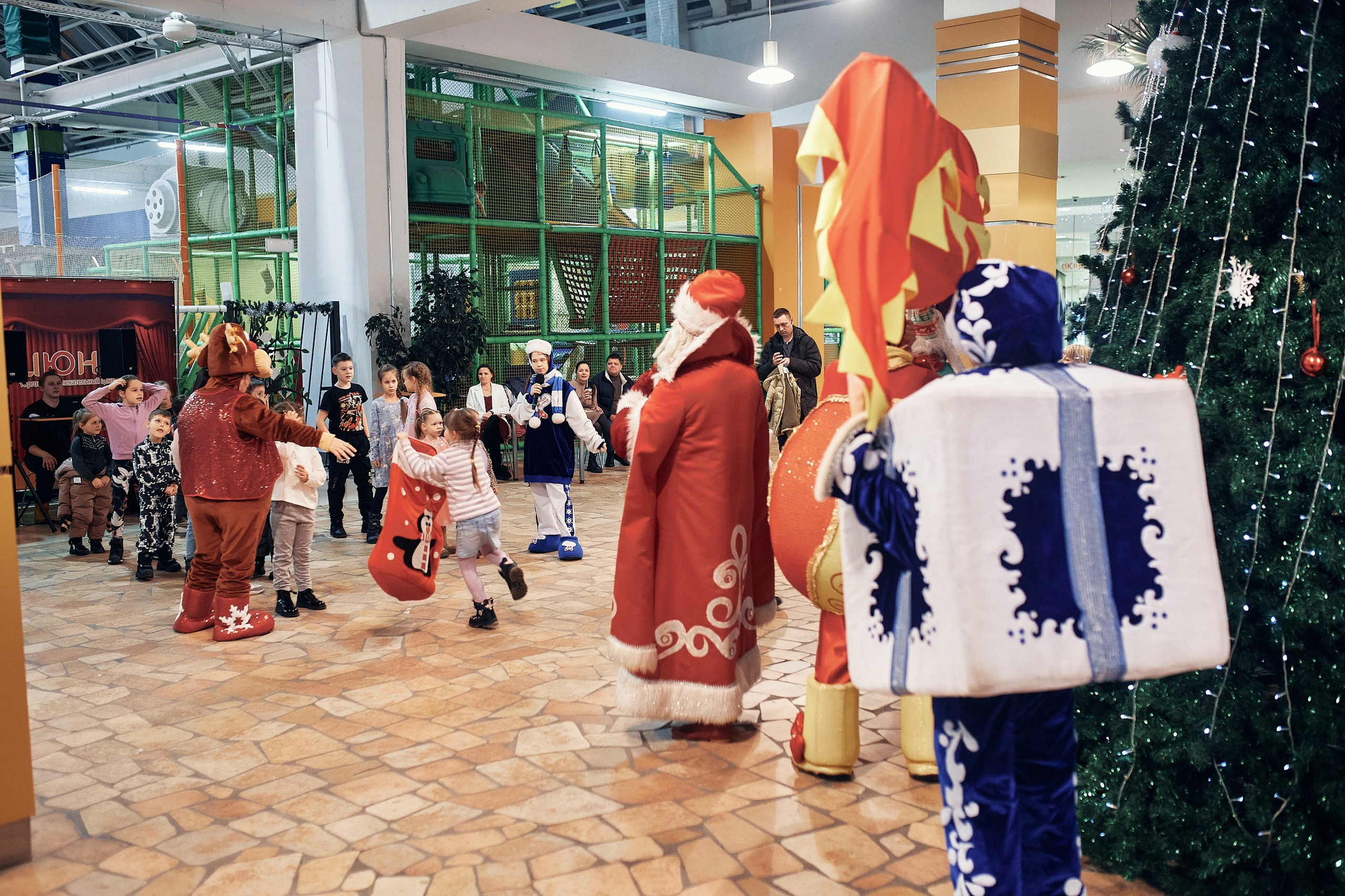 Детский новогодний праздник в ТЦ Июнь. Семейный и репортажной фотограф в Красноярске и Москве Виктор Бабинцев