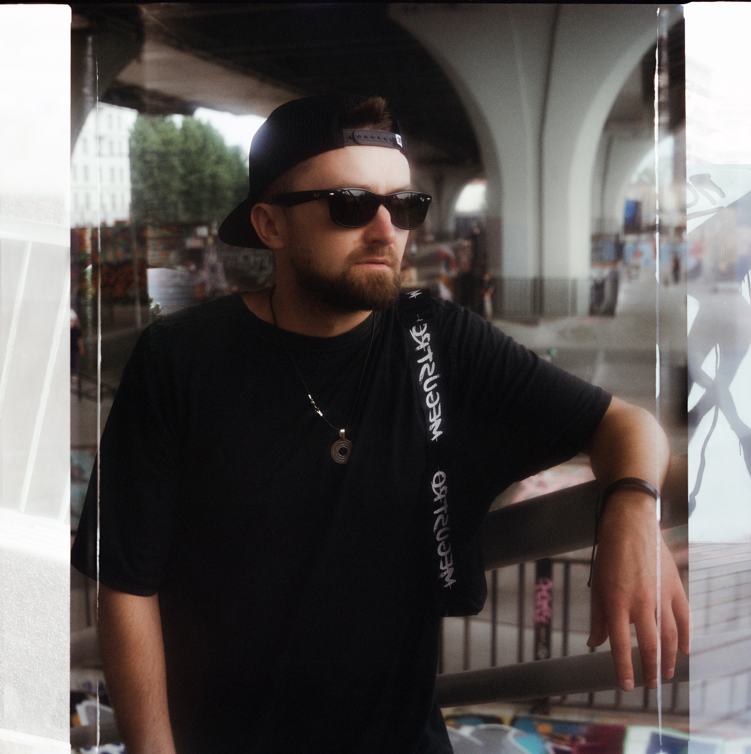 Мужской портрет на пленку в Санкт-Петербурге | Уличная фотосессия с атмосферой