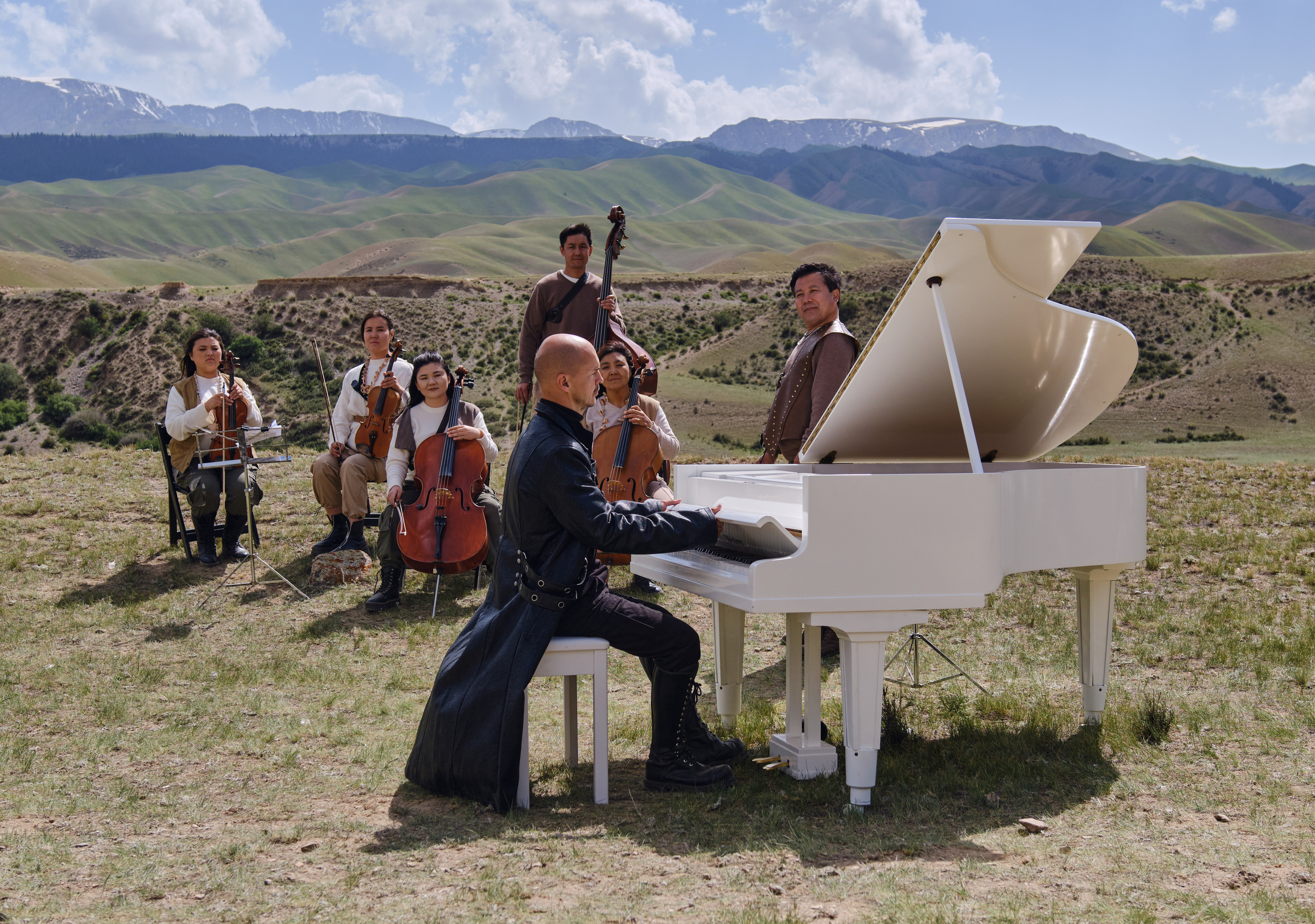 Оркестр в горах Кыргызстана. Коммерческий, репортажный фотограф в Москве Лейла Мару