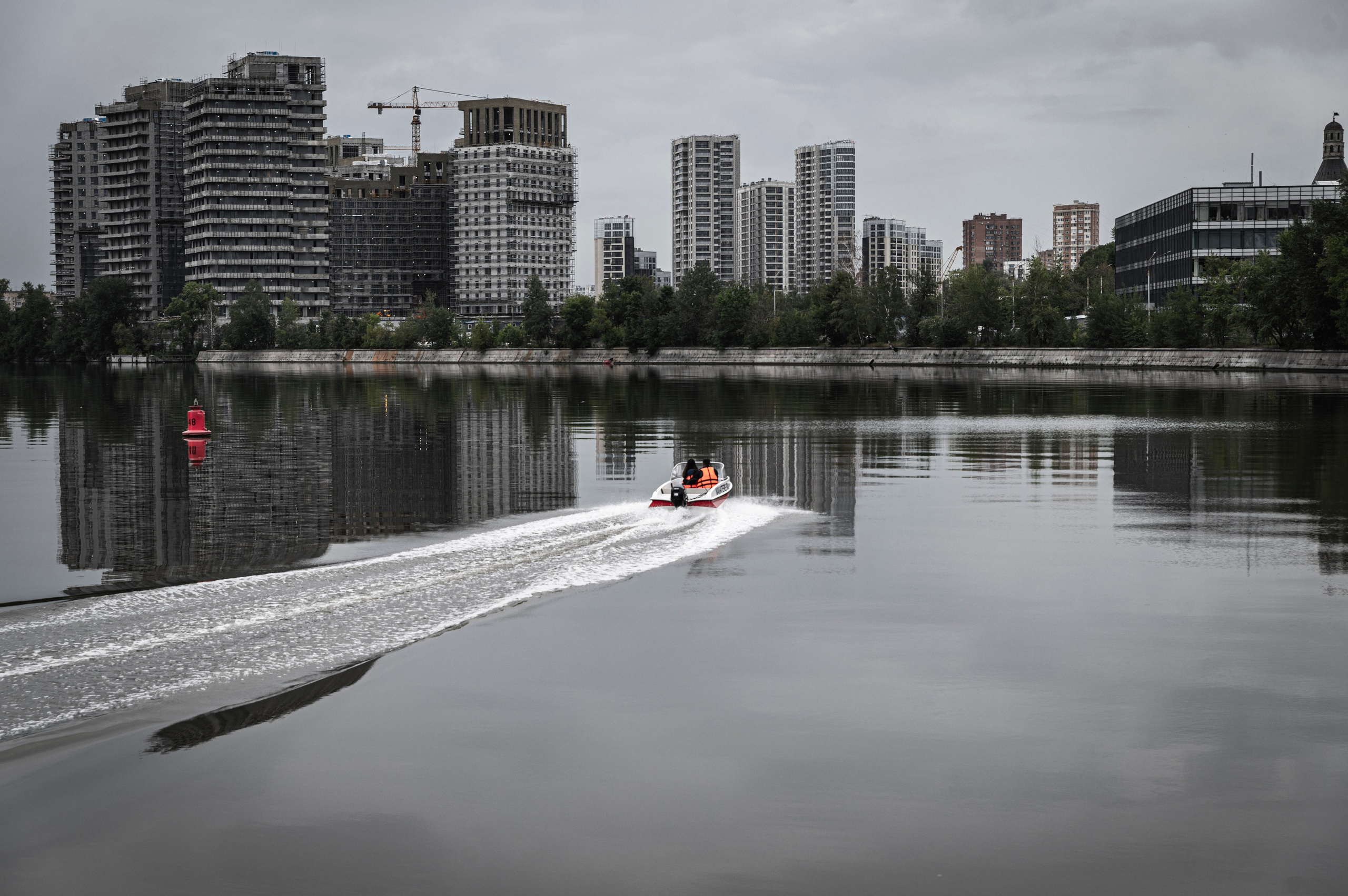 Москва-река. Лето. Яхта. Фотограф Роман Адлер