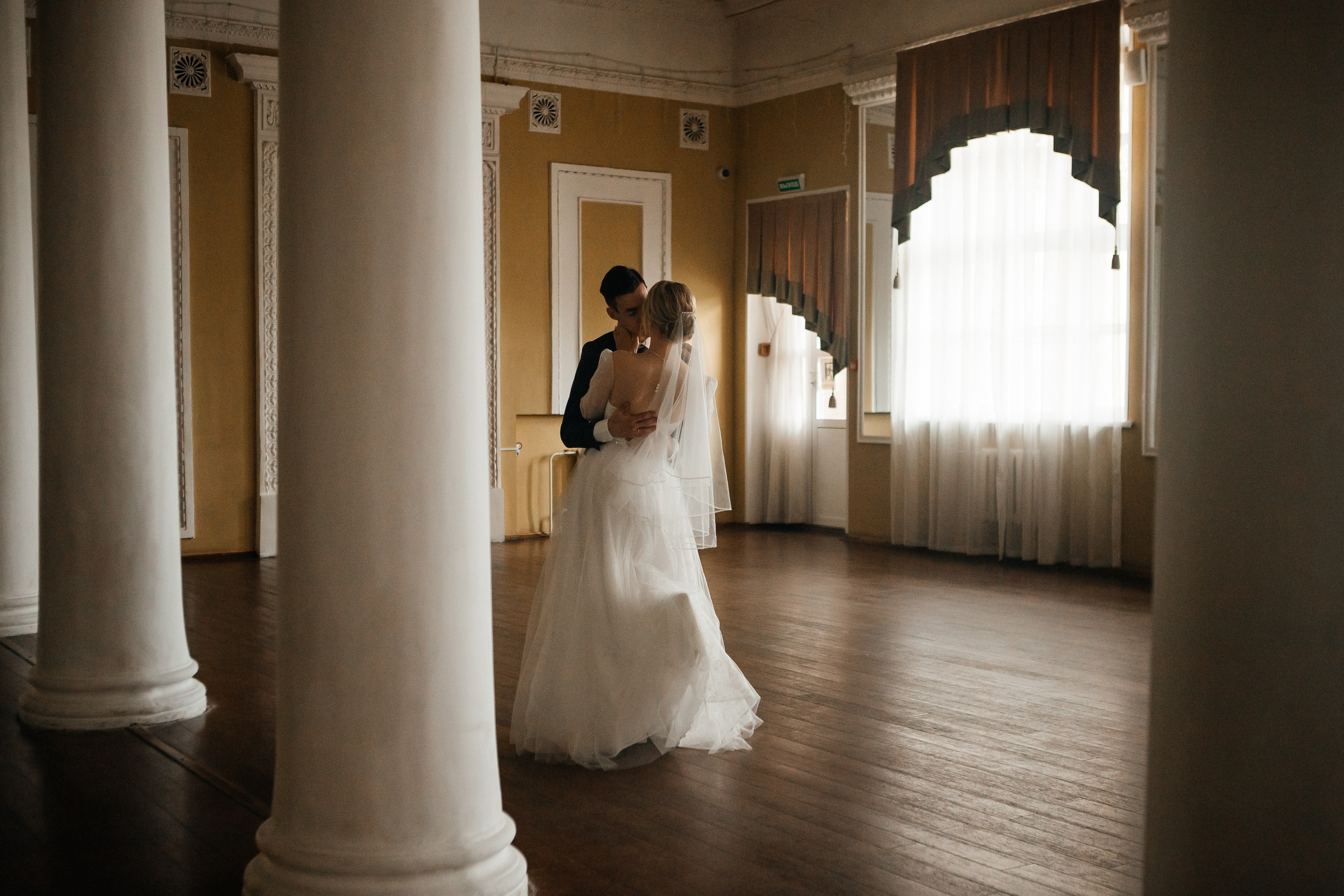 Евгения и Николай утренние сборы. Свадебный фотограф Виктория Чуйко Магнитогорск. Визуал для бизнеса
