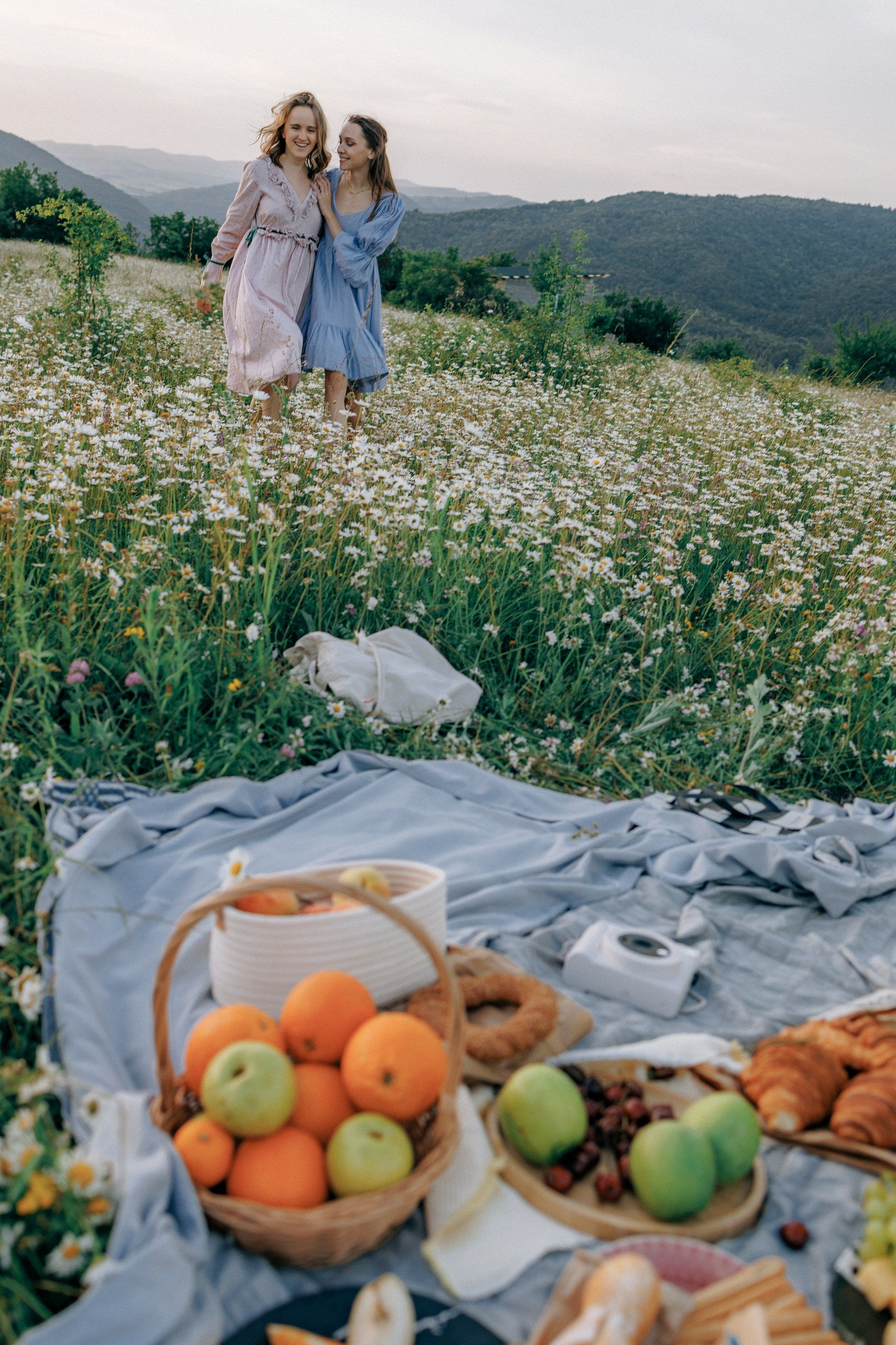 Picnic in the chamomile field in Georgia. Fedor Lemeshko — Destination Wedding and Family Lifestyle photographer