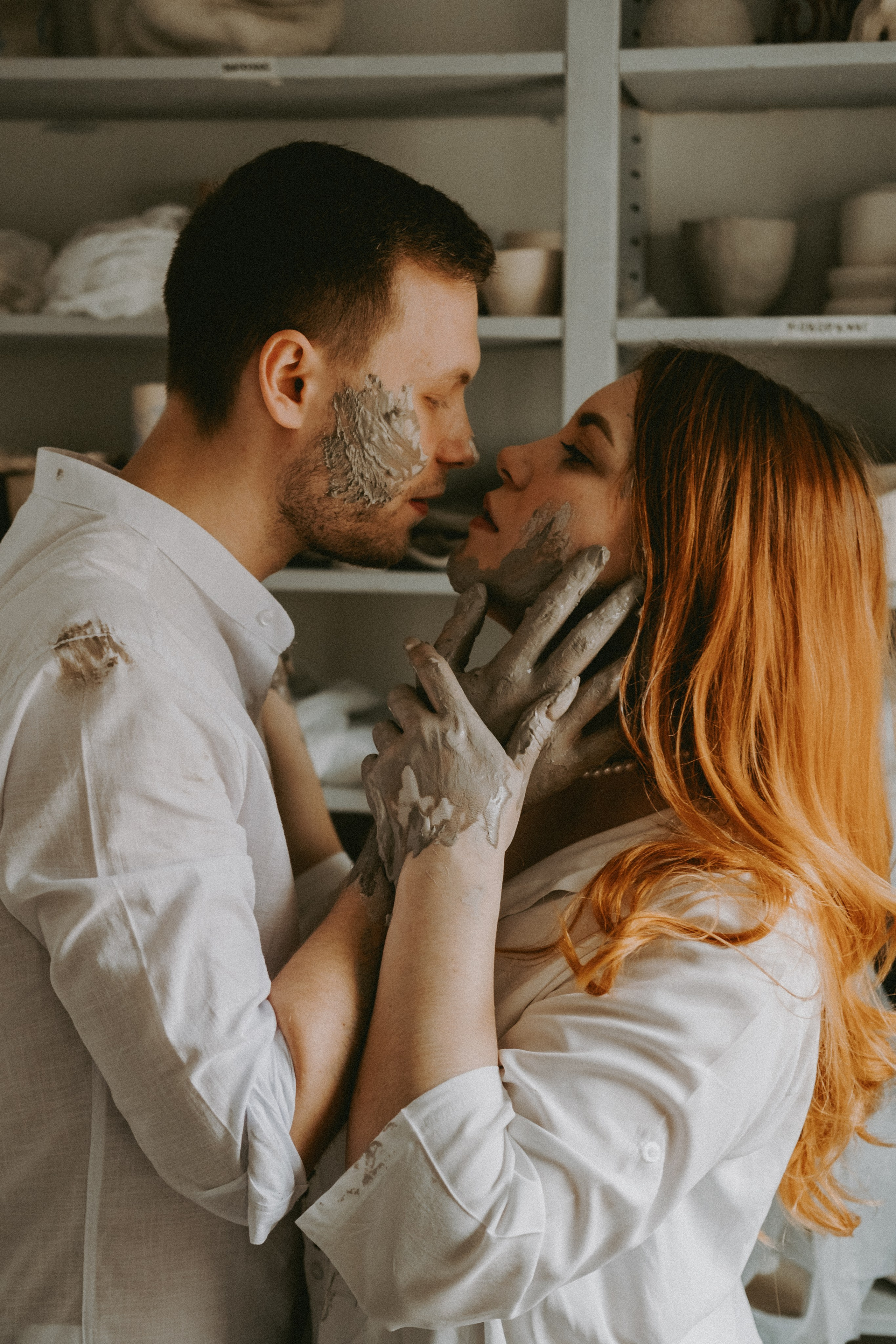 фотосессия пары в гончарной мастерской