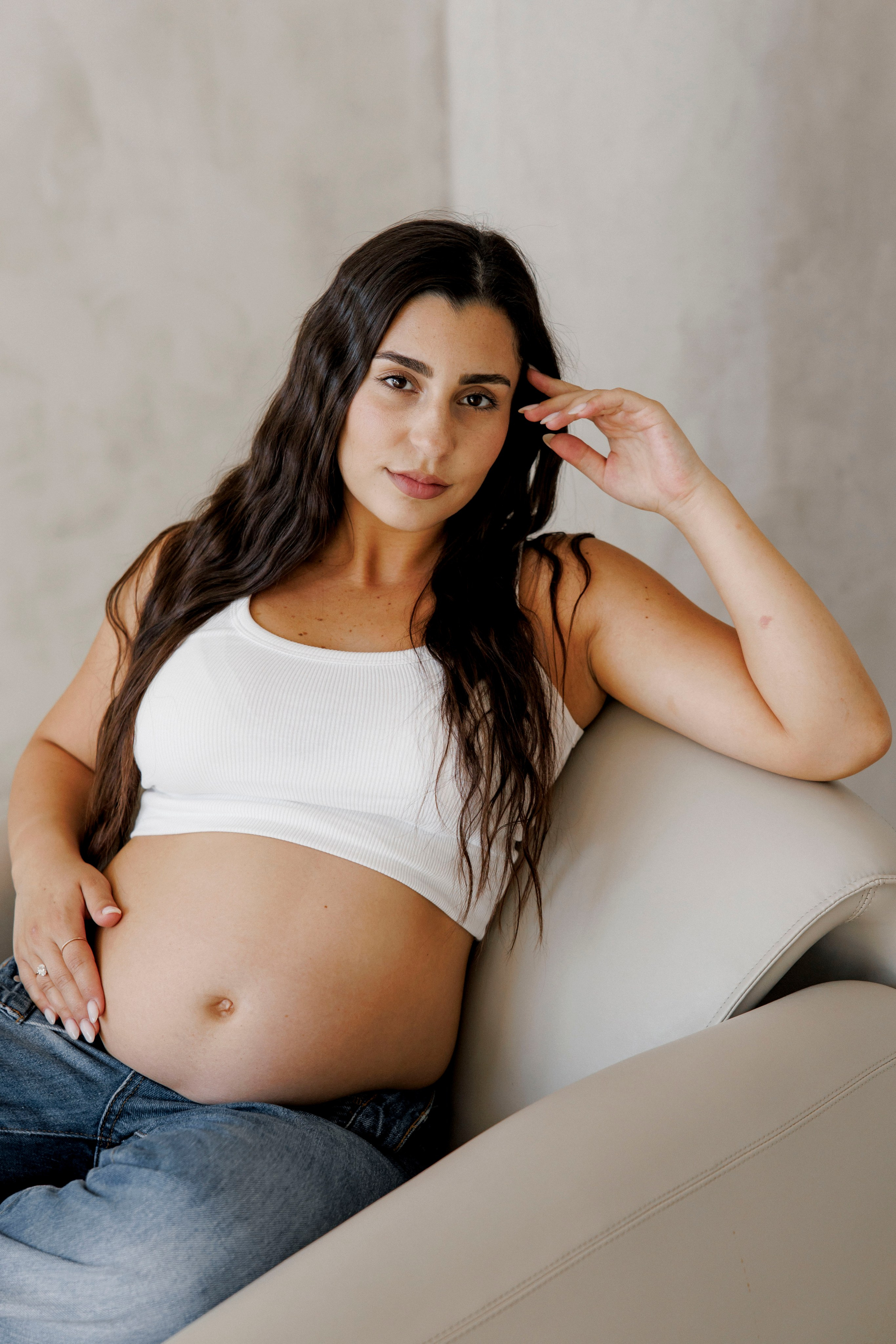 Pregnancy photoshoot inside the Grey Studio. Главная