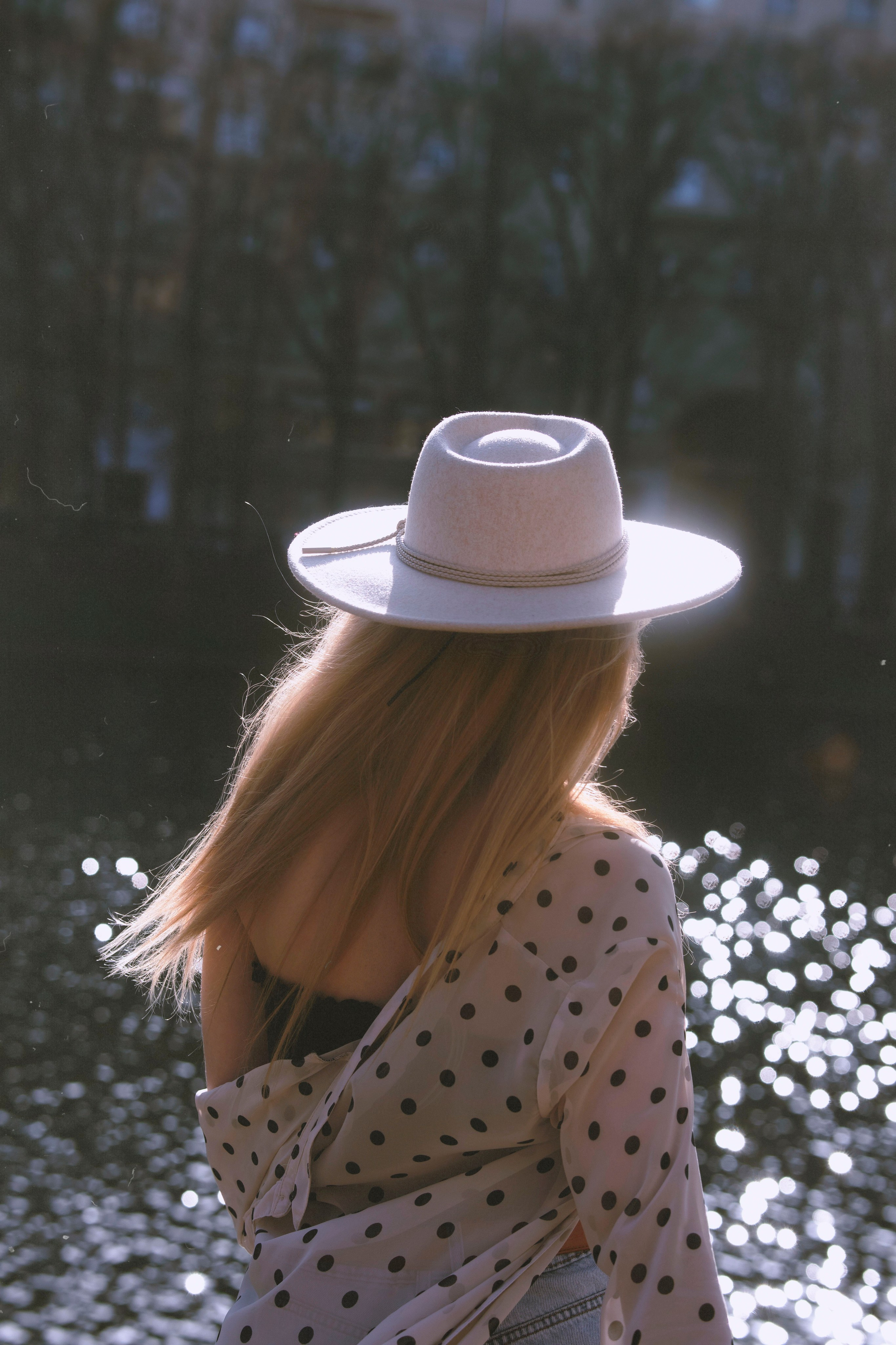 портрет женщины в белой шляпе у озера