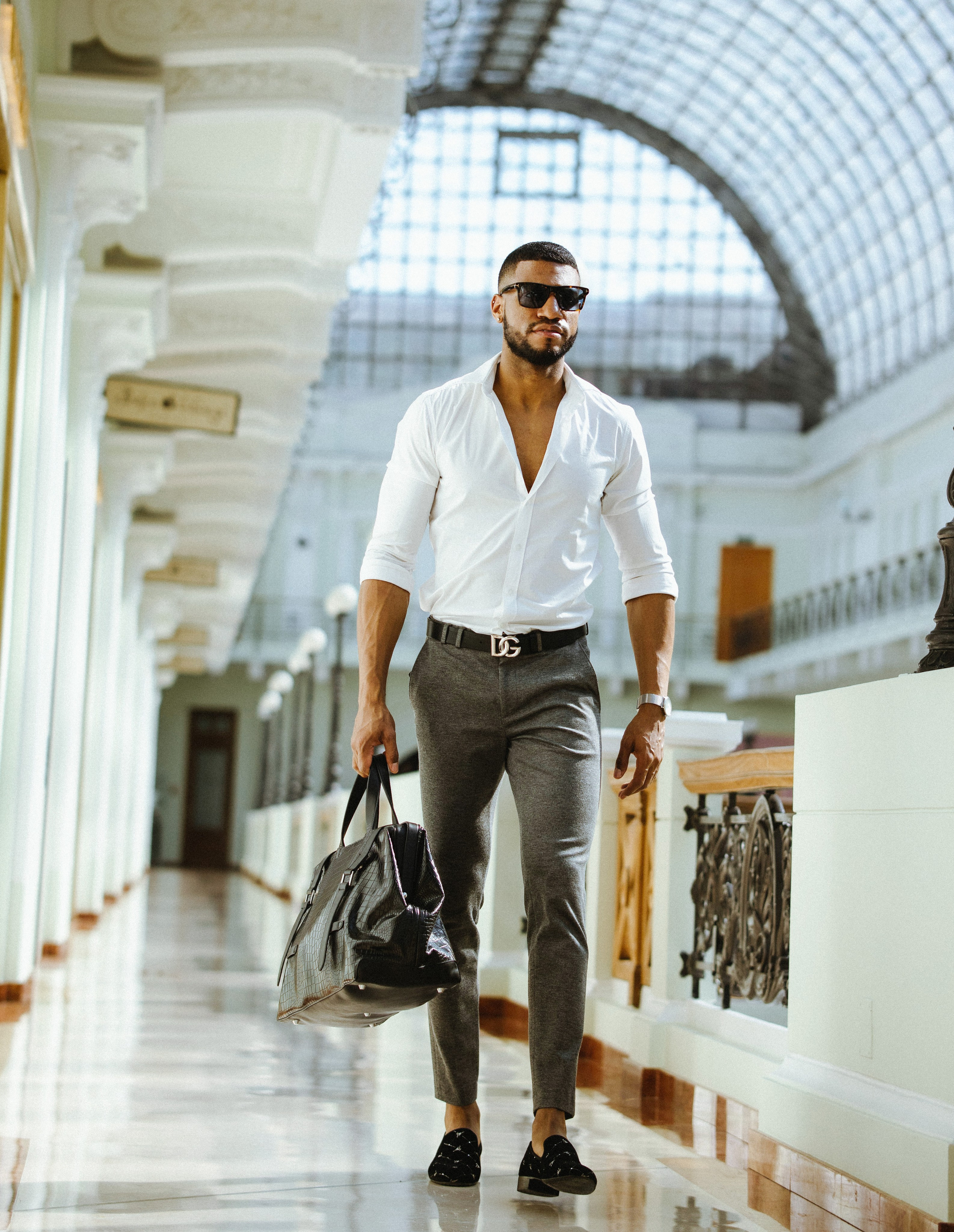 потрет мужчины с дорожной сумкой