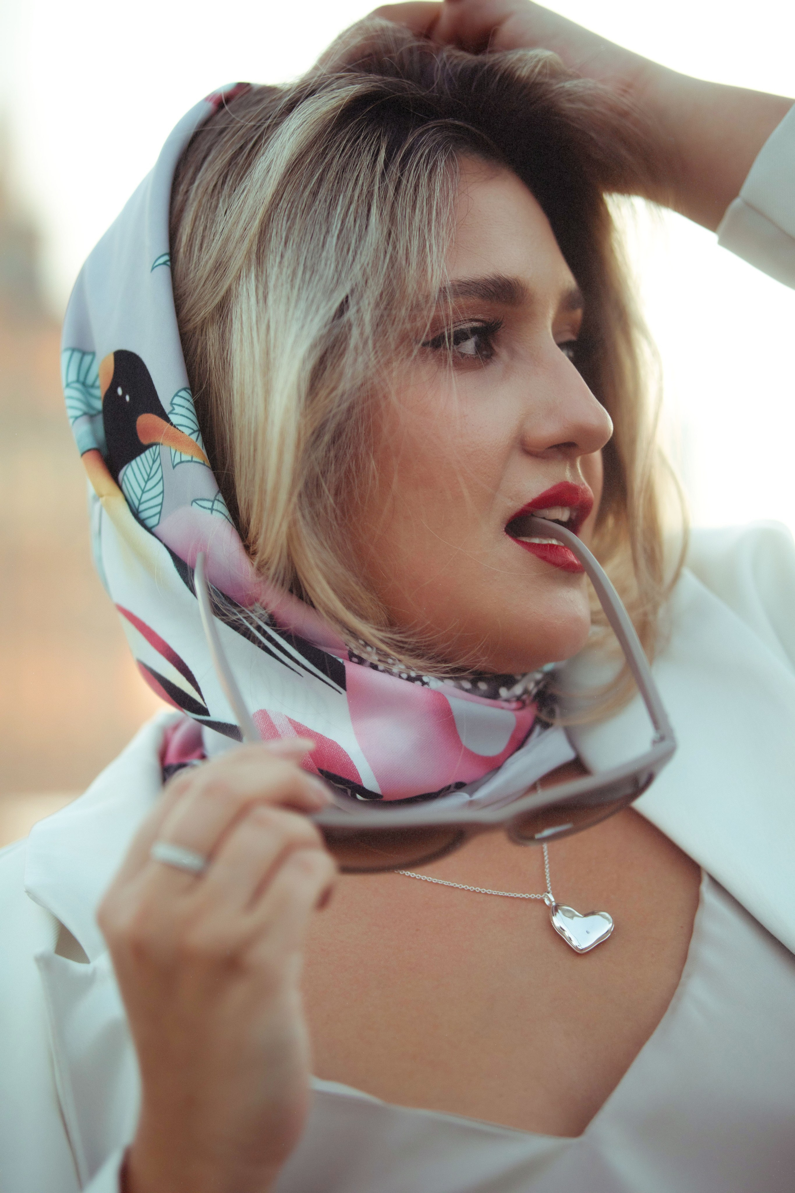 портрет женщины в шарфе