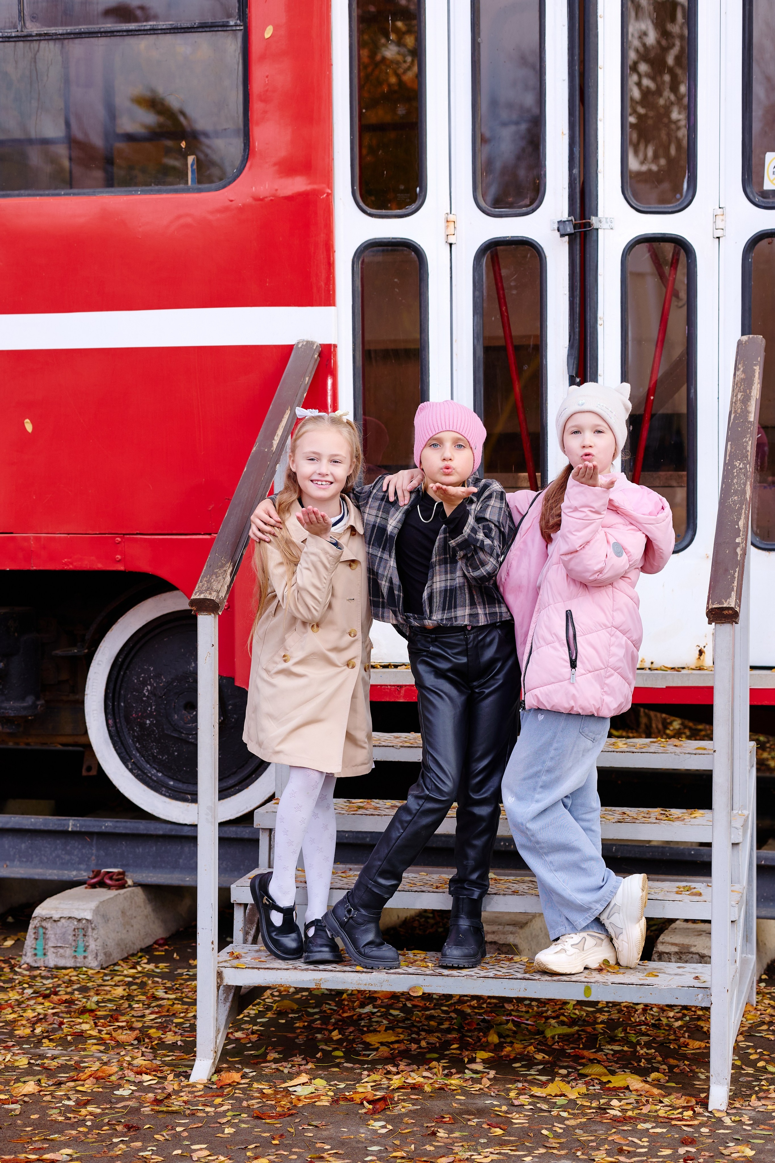 Прогулка в парке классом. Фотограф Выпускные альбомы Таганрог Сергей Коробченко
