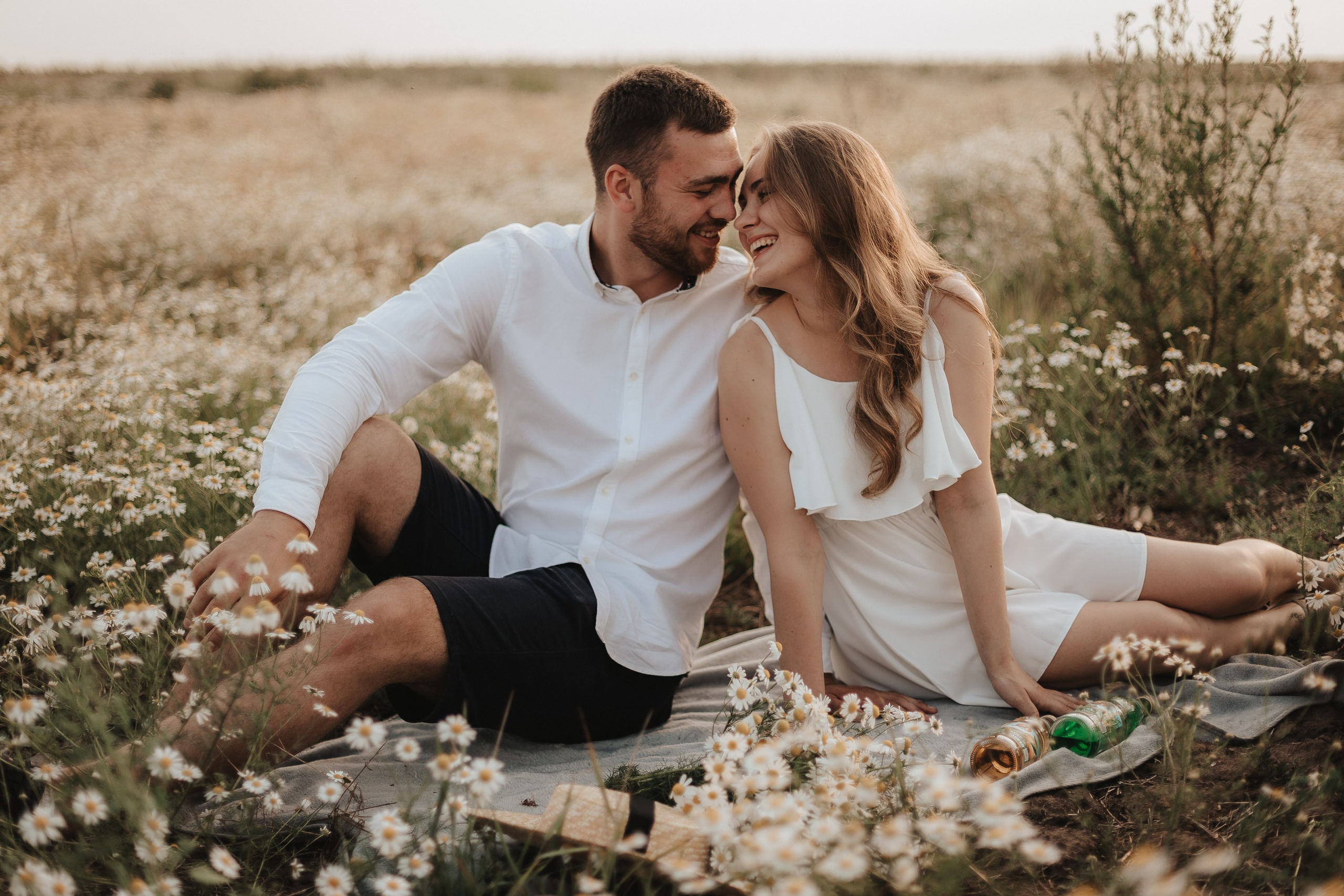 Love Story ребят в ромашковом поле. Свадебный фотограф Пермь