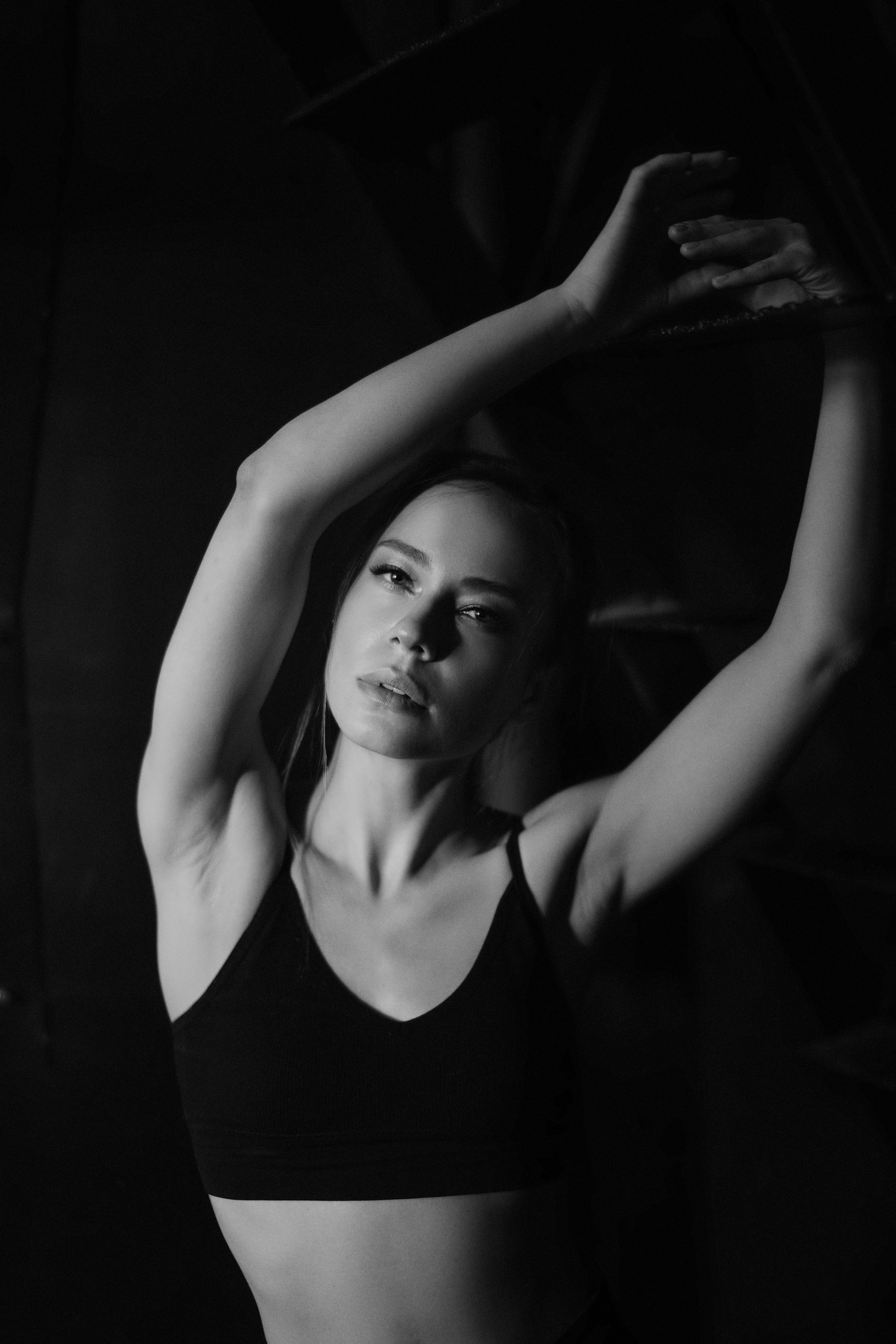 Черно-белая фотосессия в темной студии для Леры. Репортажный и женский фотограф в Новосибирске
