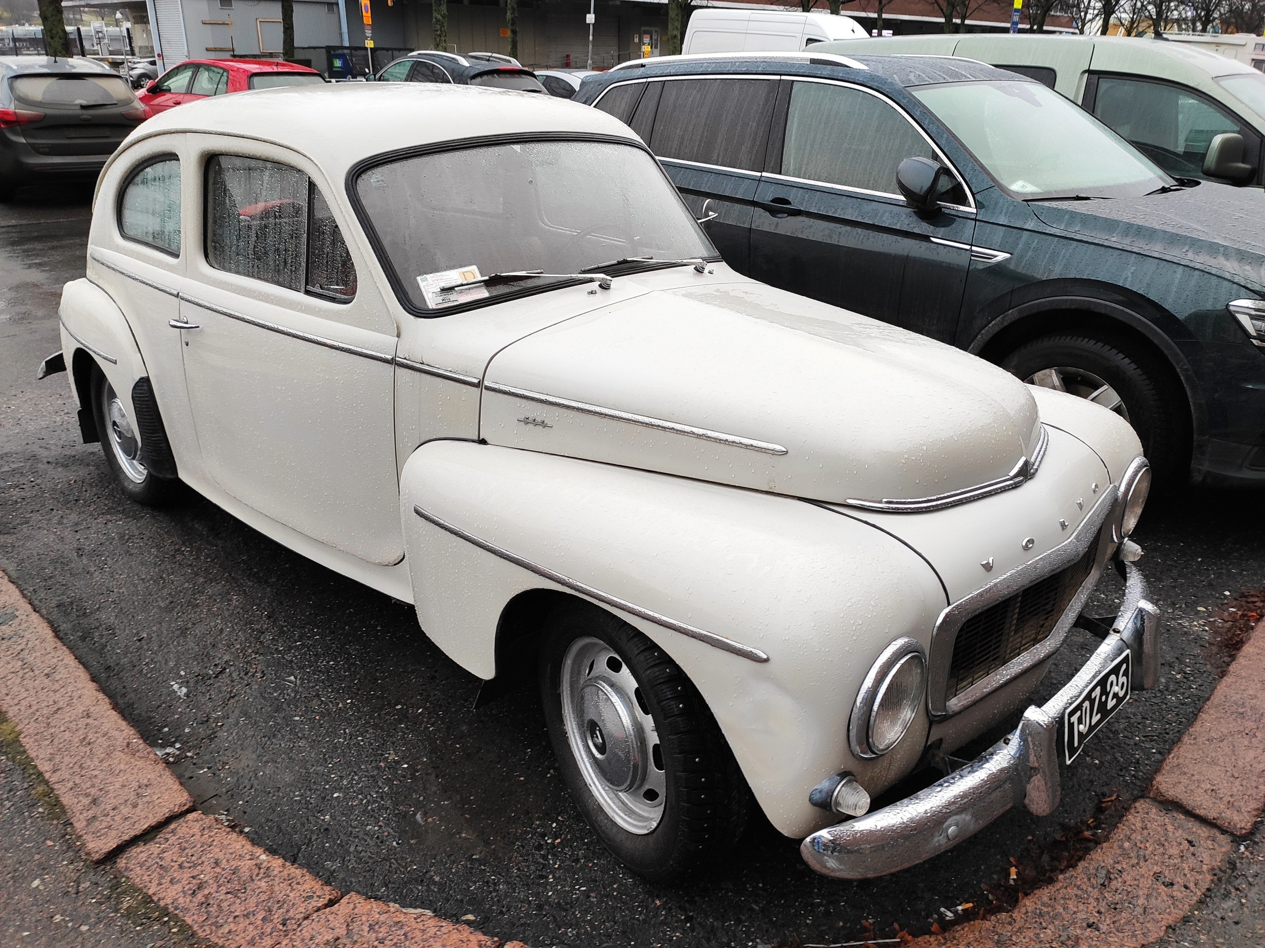 Раритетное Вольво на парковке перед отелем