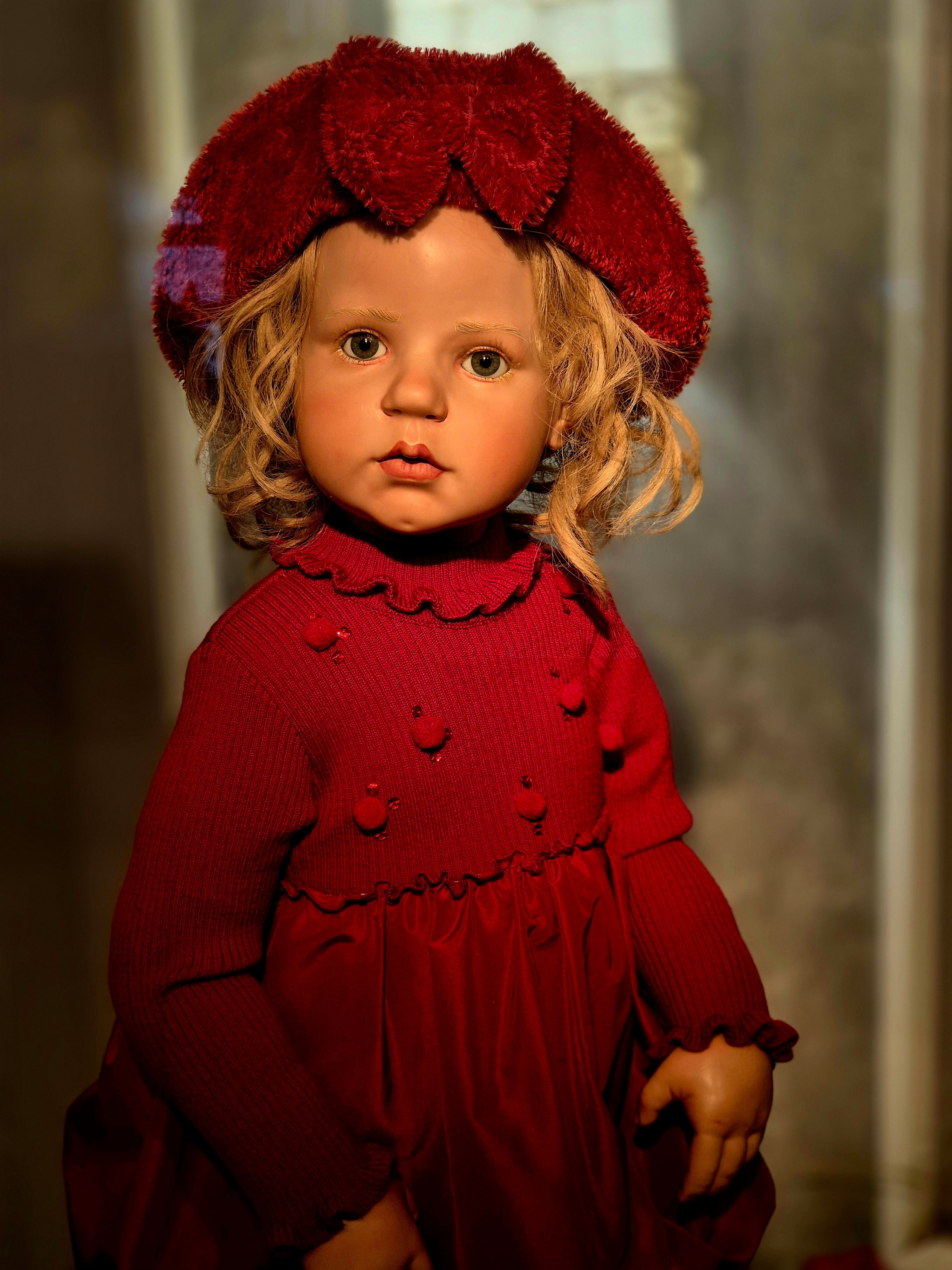 А это первая кукла, посмотрев в глаза и загадав желание, говорят, она его исполняет. Проверим :)