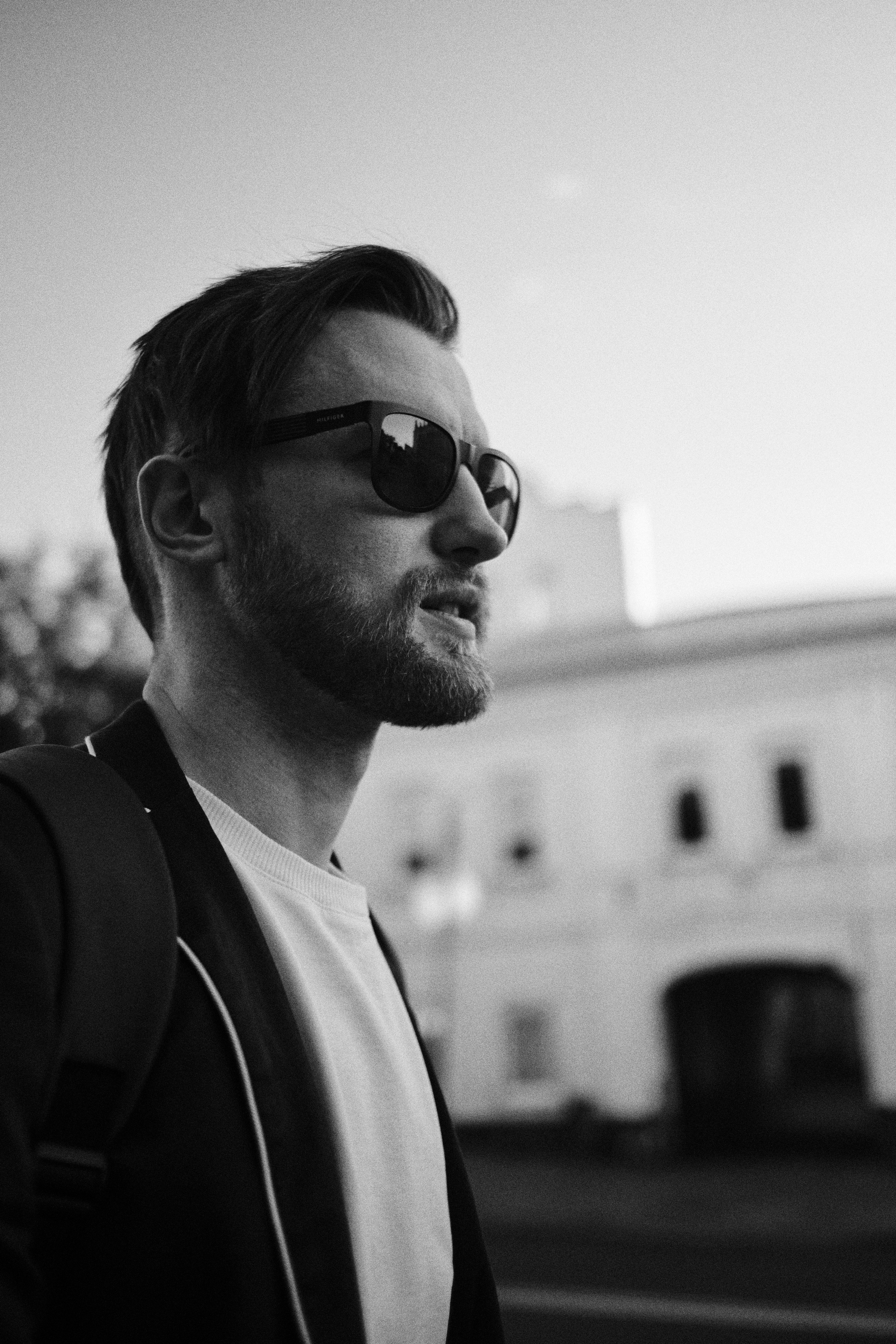 Мужчина в очках идет по городу, близкий портре