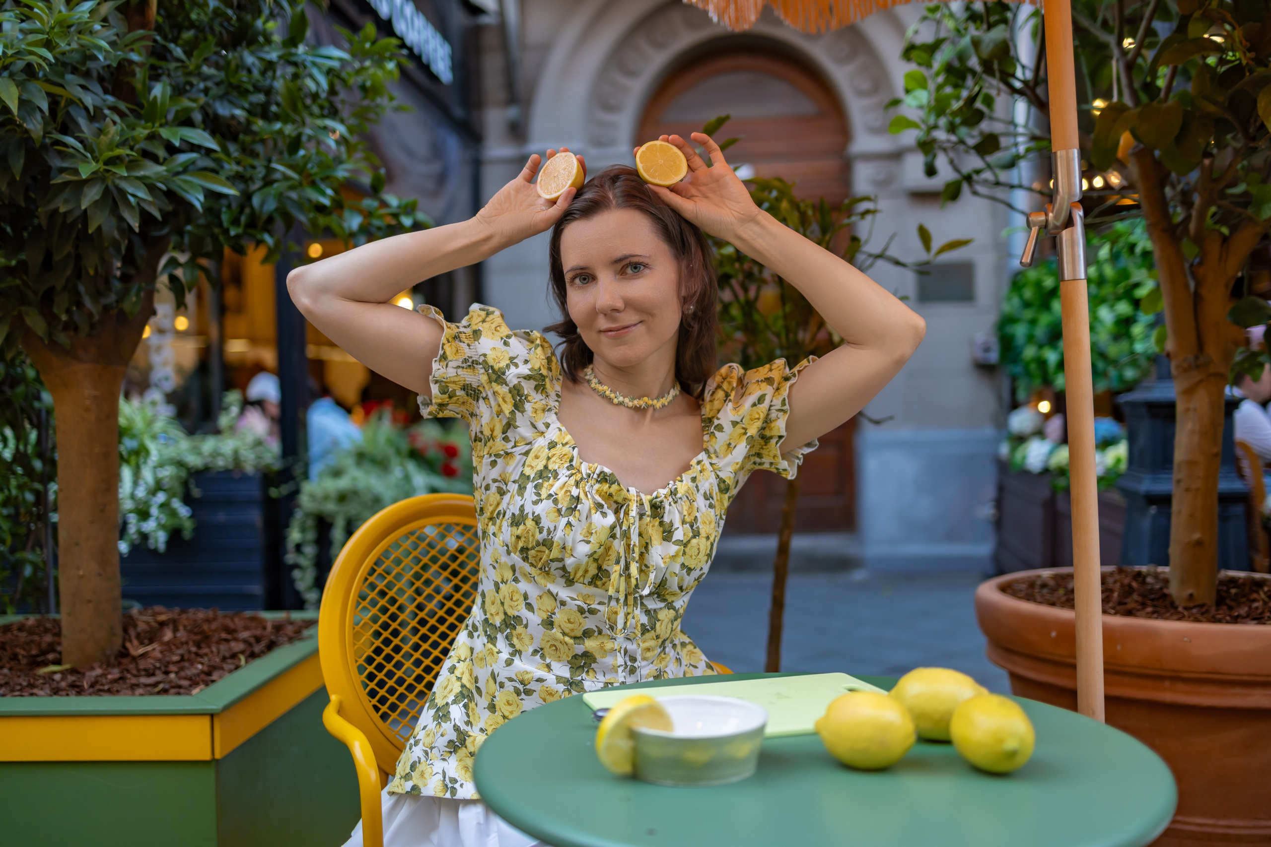 Цитрусовая история: фотосессия с лимонами в Камергерском переулке. Репортажный, семейный и студийный фотограф в Москве Демин Алексей