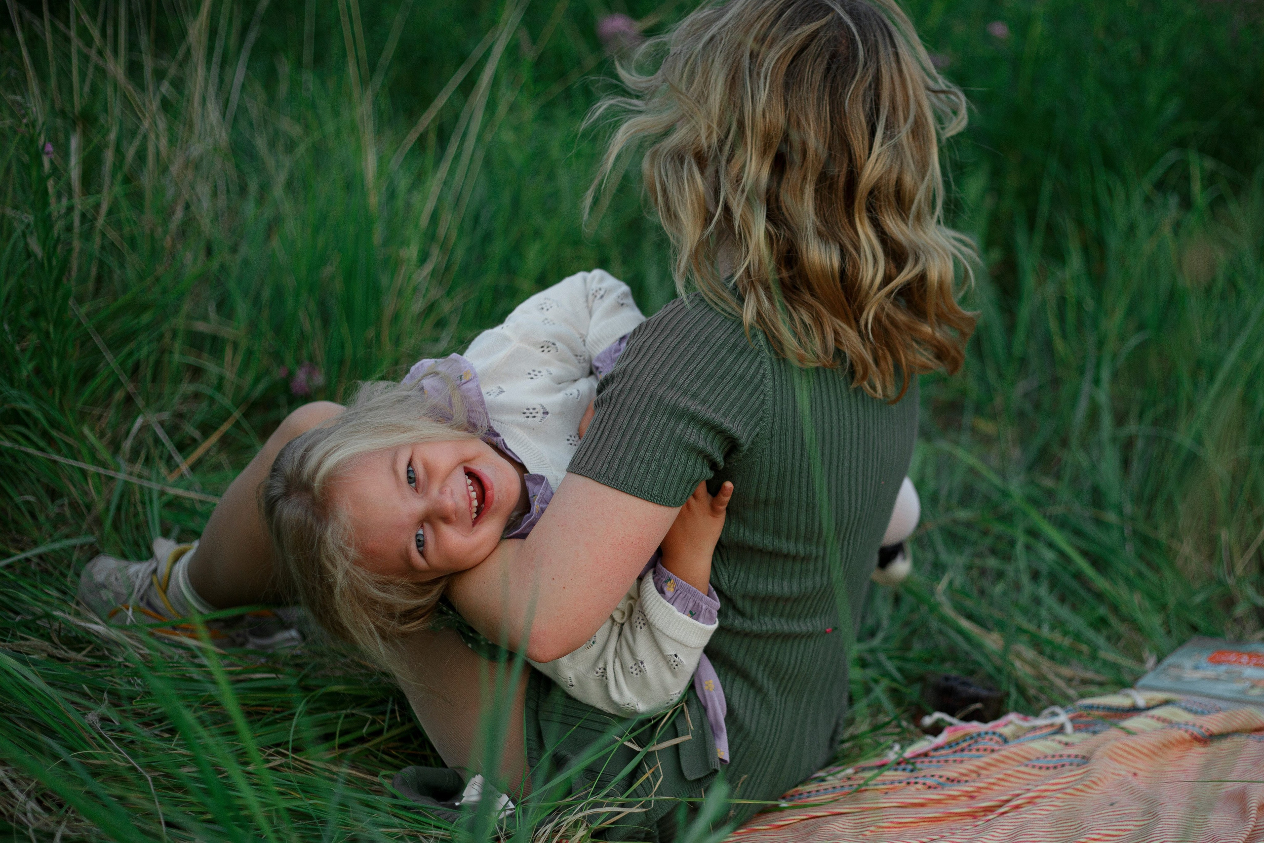 Семейная фотосъемка в поле летом 2023. Марина Рерих — портретный фотограф в Екатеринбурге
