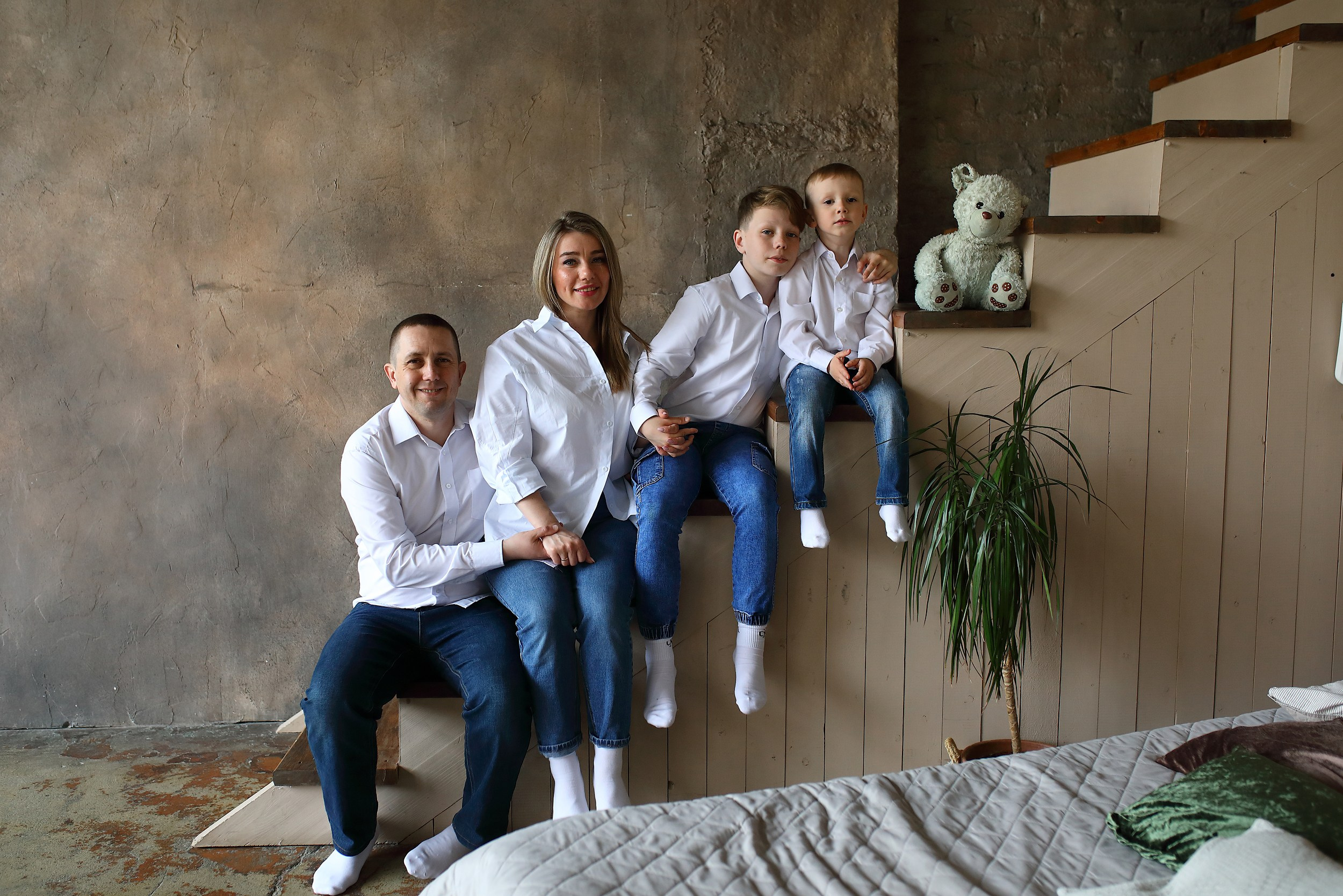 Семейные фотосессии в студии. Свадебный и семейный фотограф и видеограф в Екатеринбурге Полянские Тимур и Анастасия