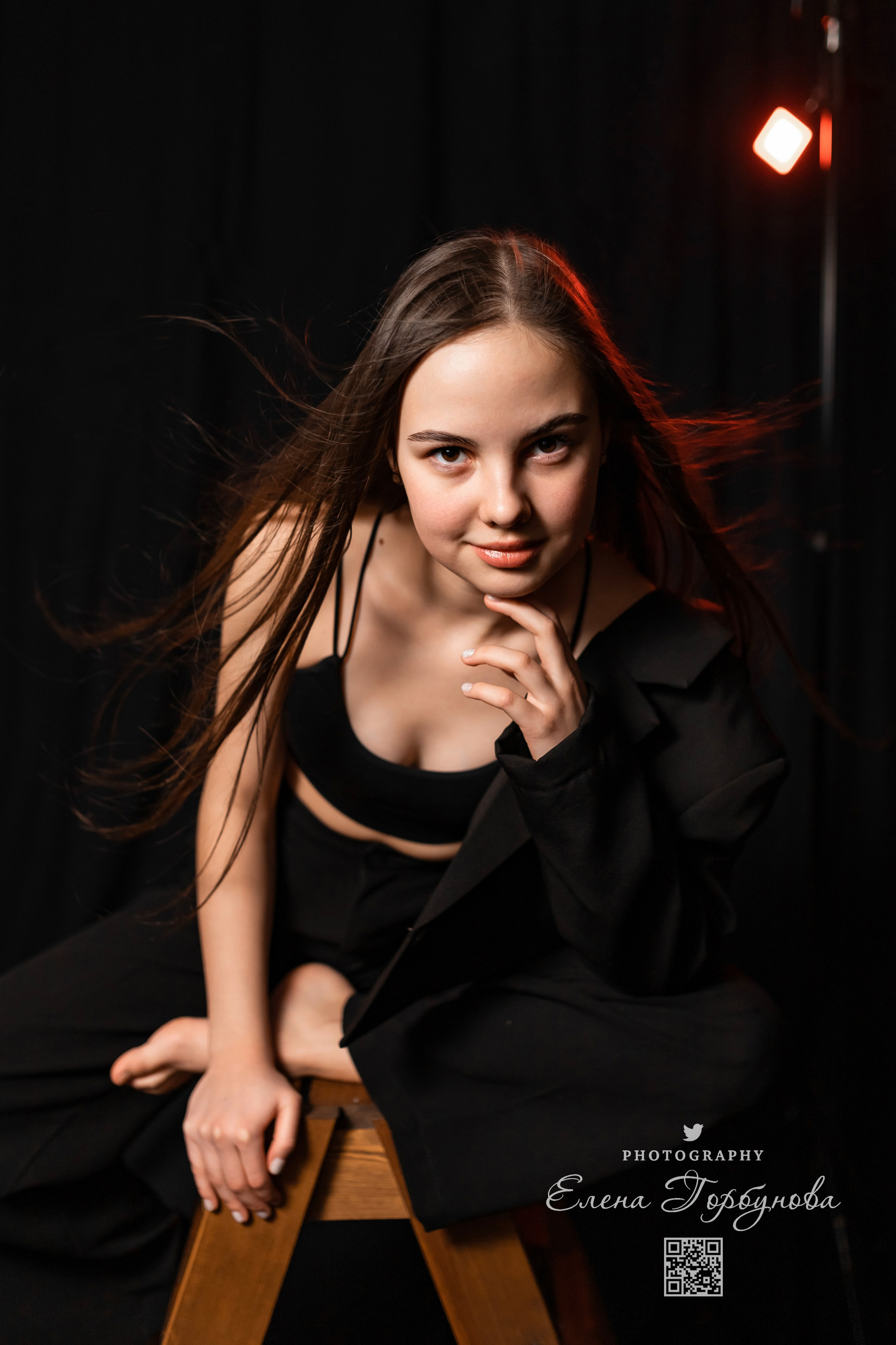 Моя студия. Полина и стул. Январь 2024. Фотограф Пермь. Свадьбы. Семья и дети, школа, д. сад. Фотокниги