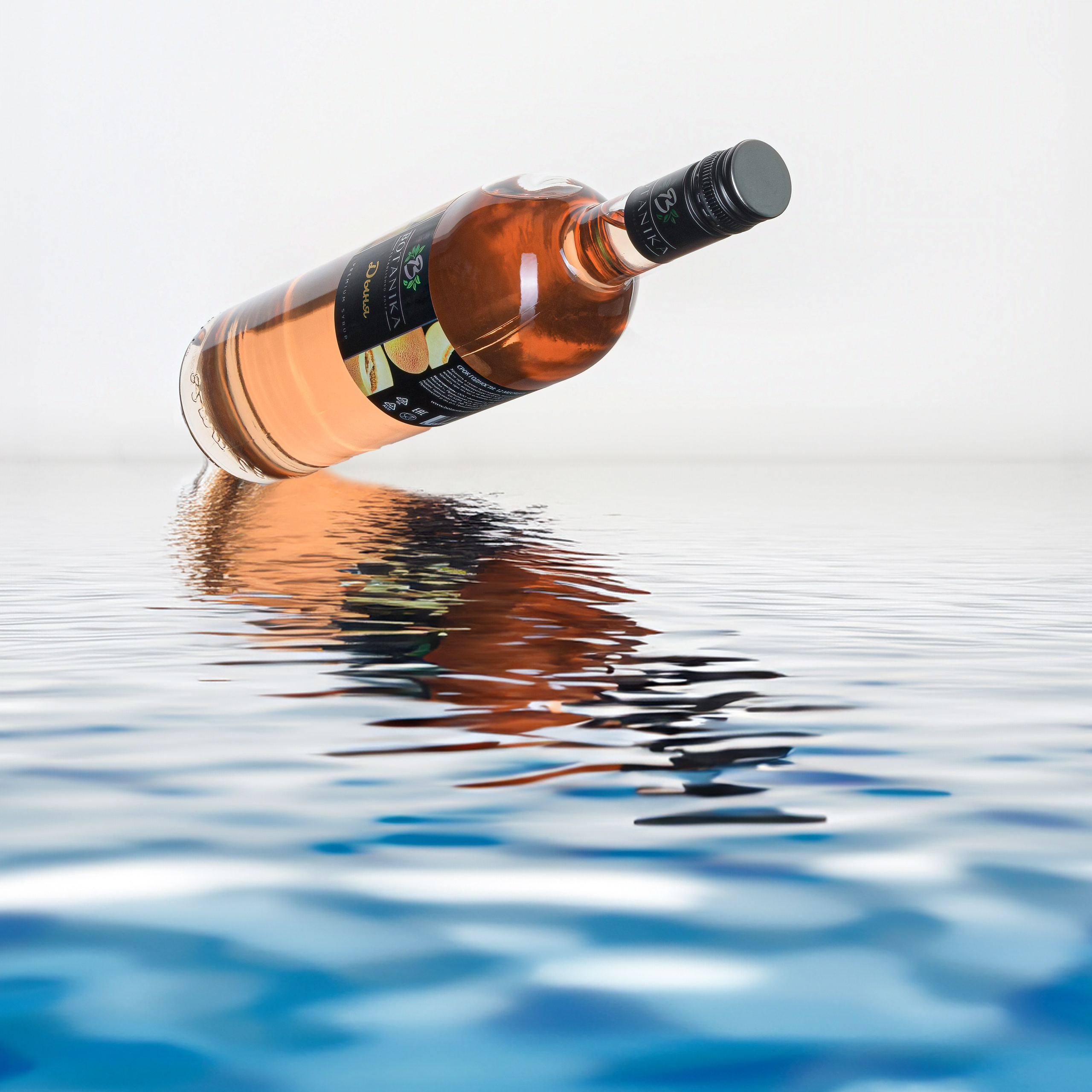 бутылка с сиропом под наклоном с отражением