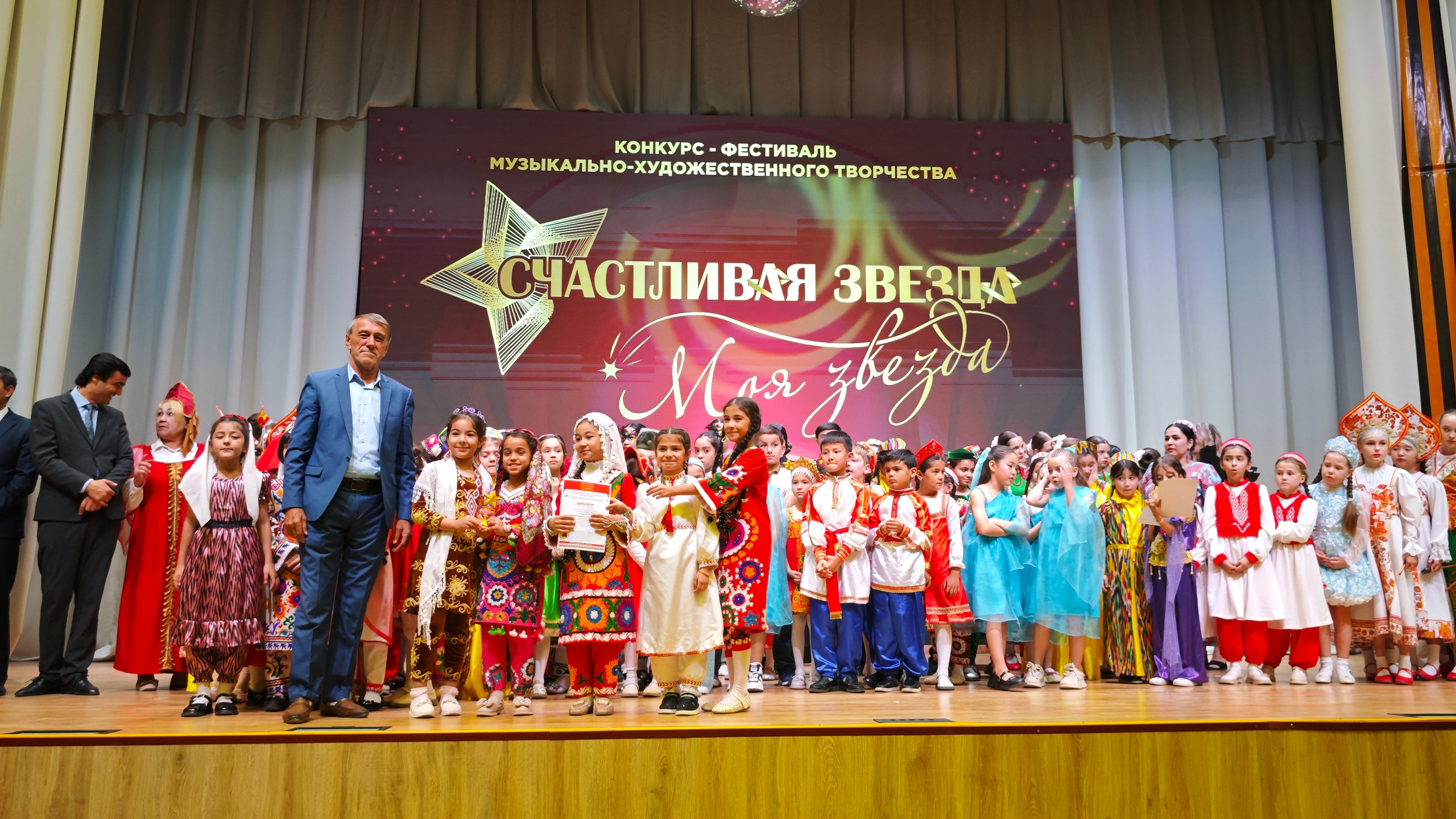 1 ноября 2025 г, г. Бохтар, Таджикистан. Золотое яблочко