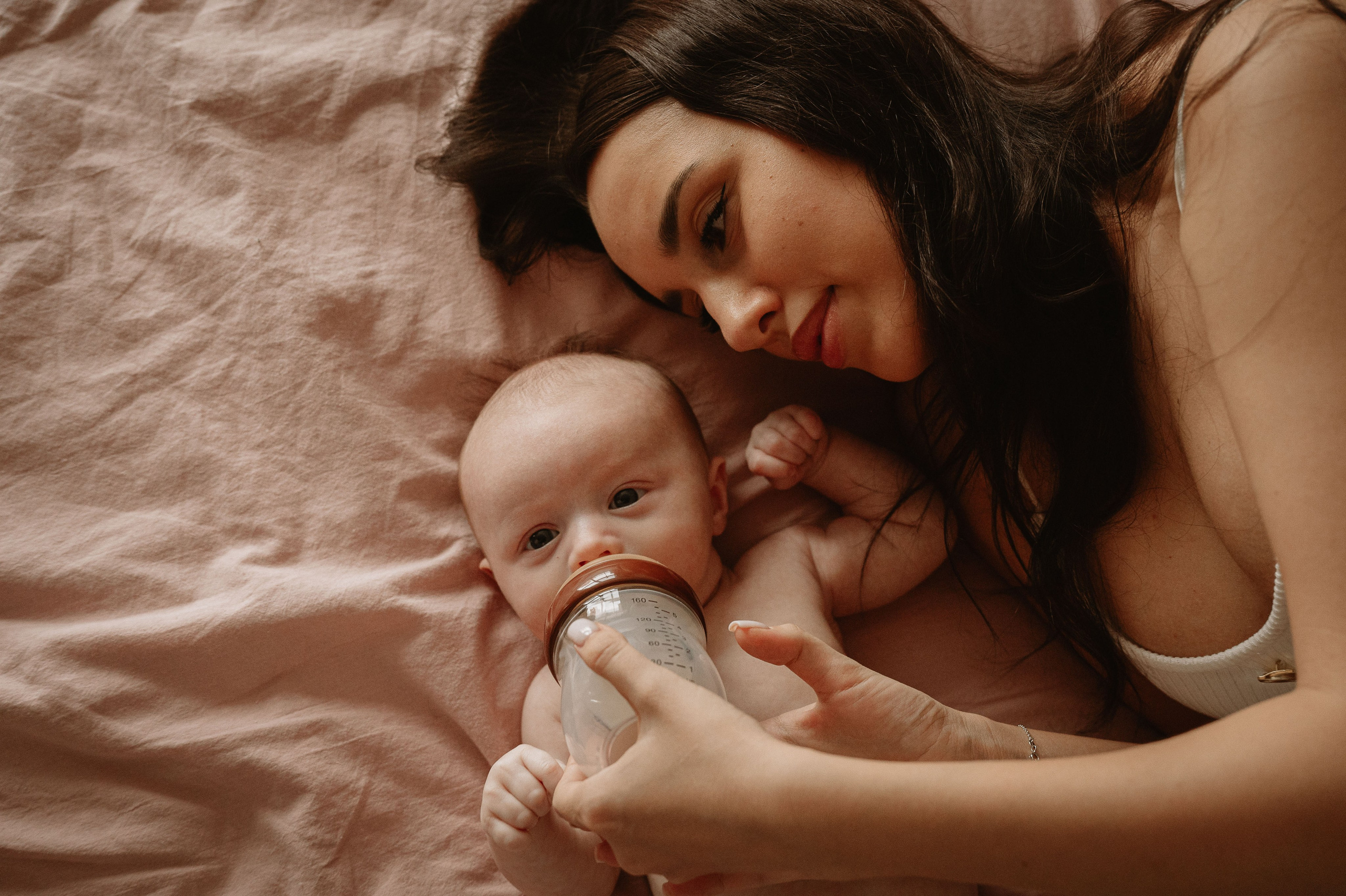 Малышка Зои с мамой и бабушками. Фотограф беременности и семьи, домашние съемки, Ньюборн