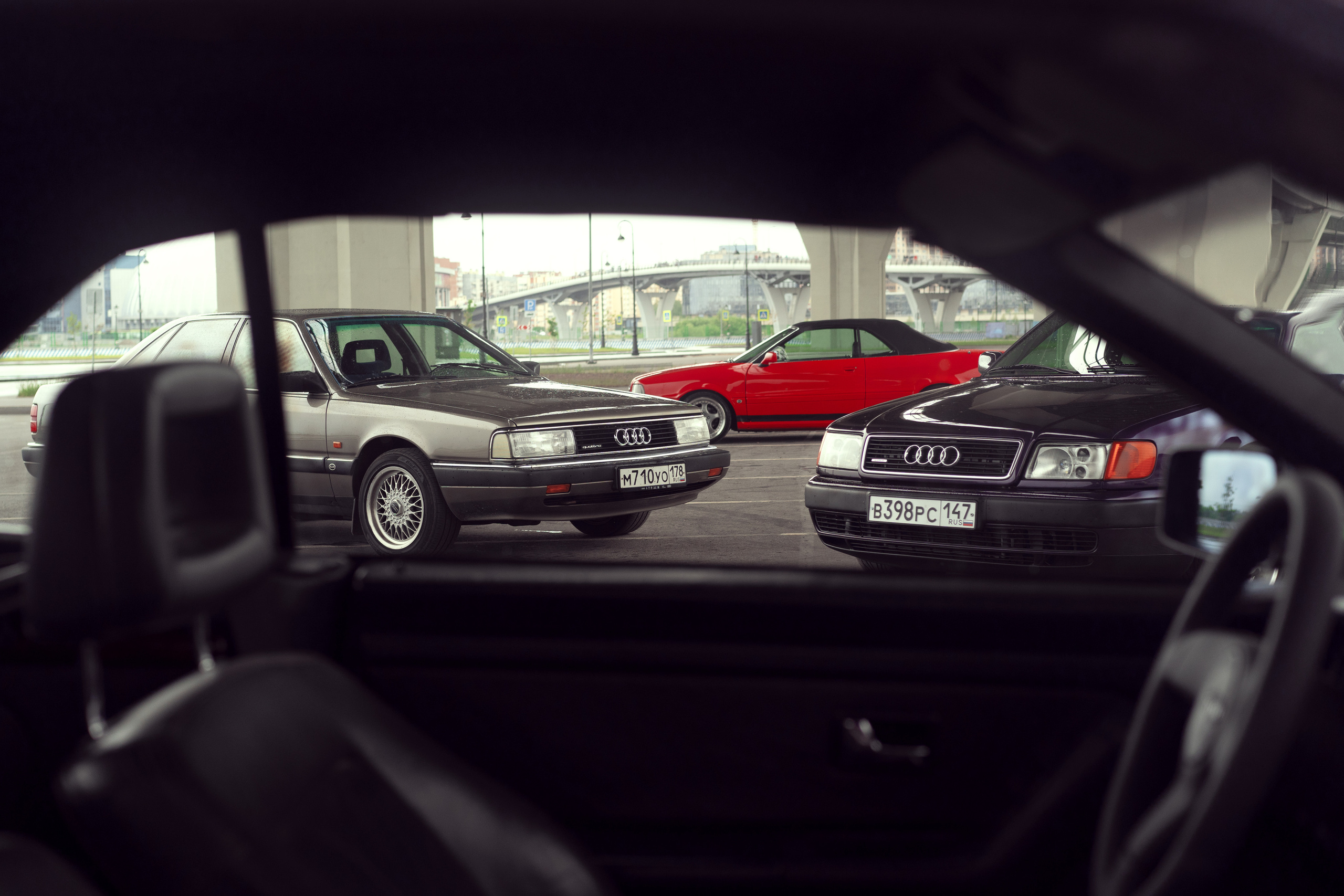 Салон кабриолета и Ауди на заднем плане