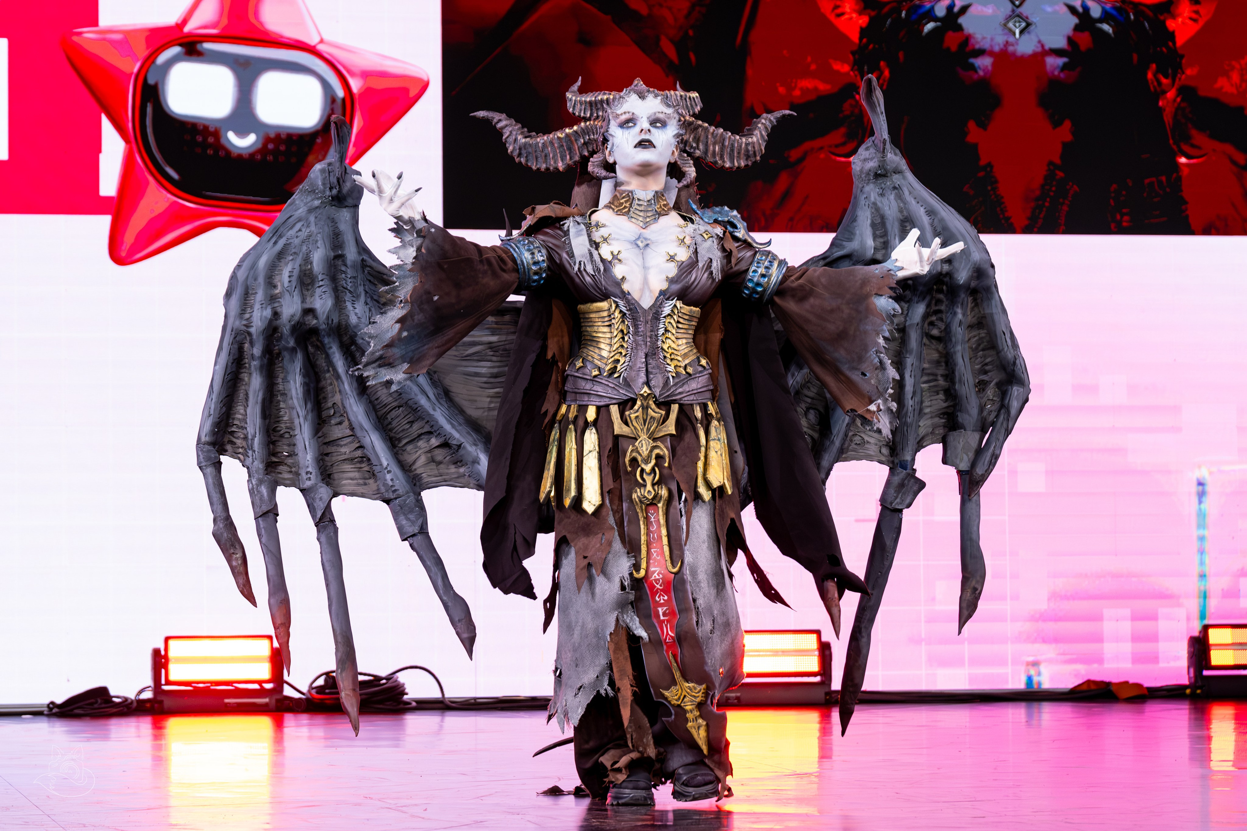 Сцена РЭД ЭКСПО 2024. Косплей фотограф