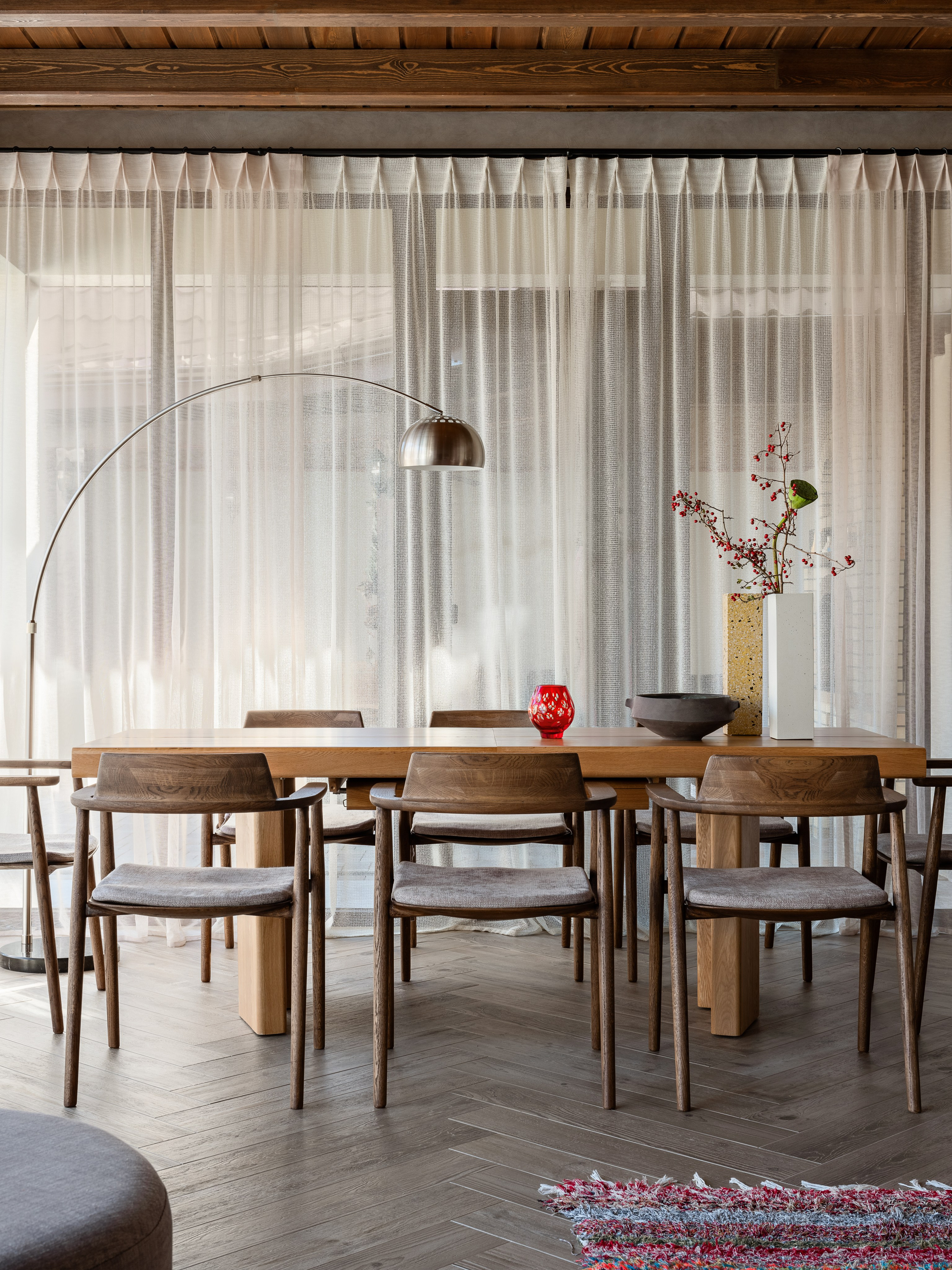 Современная столовая с массивным деревянным столом и стульями из натурального дерева, декорированная вазами и яркими акцентами; дизайнер Наталия Шелепникова, стилист София Калбазова, фото Сергей Денисенко.