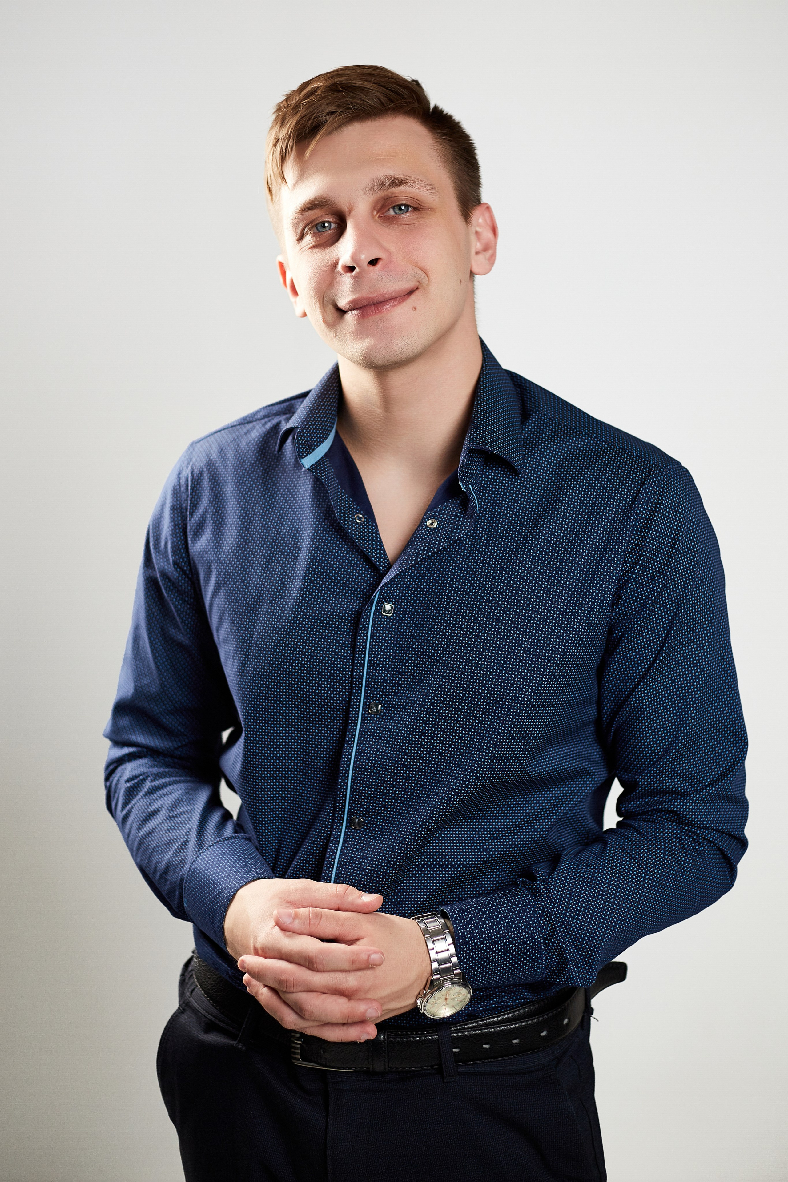 Бизнес-портрет в студии (Пенза) — профессиональная фотосессия для личного бренда и резюме. Деловой портрет в Пензе — фотосъемка для LinkedIn, сайта компании и соцсетей. Профессиональный бизнес-портрет в Пензе — фотосессия в деловом стиле с ретушью. Корпоративный портрет в Пензе — студийная съемка для предпринимателей и компаний. Фото для резюме и делового профиля (Пенза) — строгий стиль, естественный свет, профессиональная обработка.