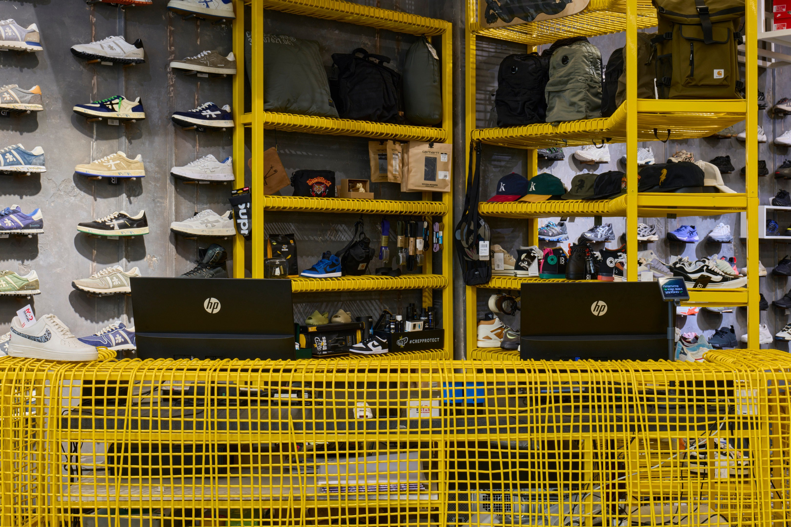 Магазин кроссовок и одежды The MAD SHOP. Интерьерный фотограф. Фотограф архитектуры