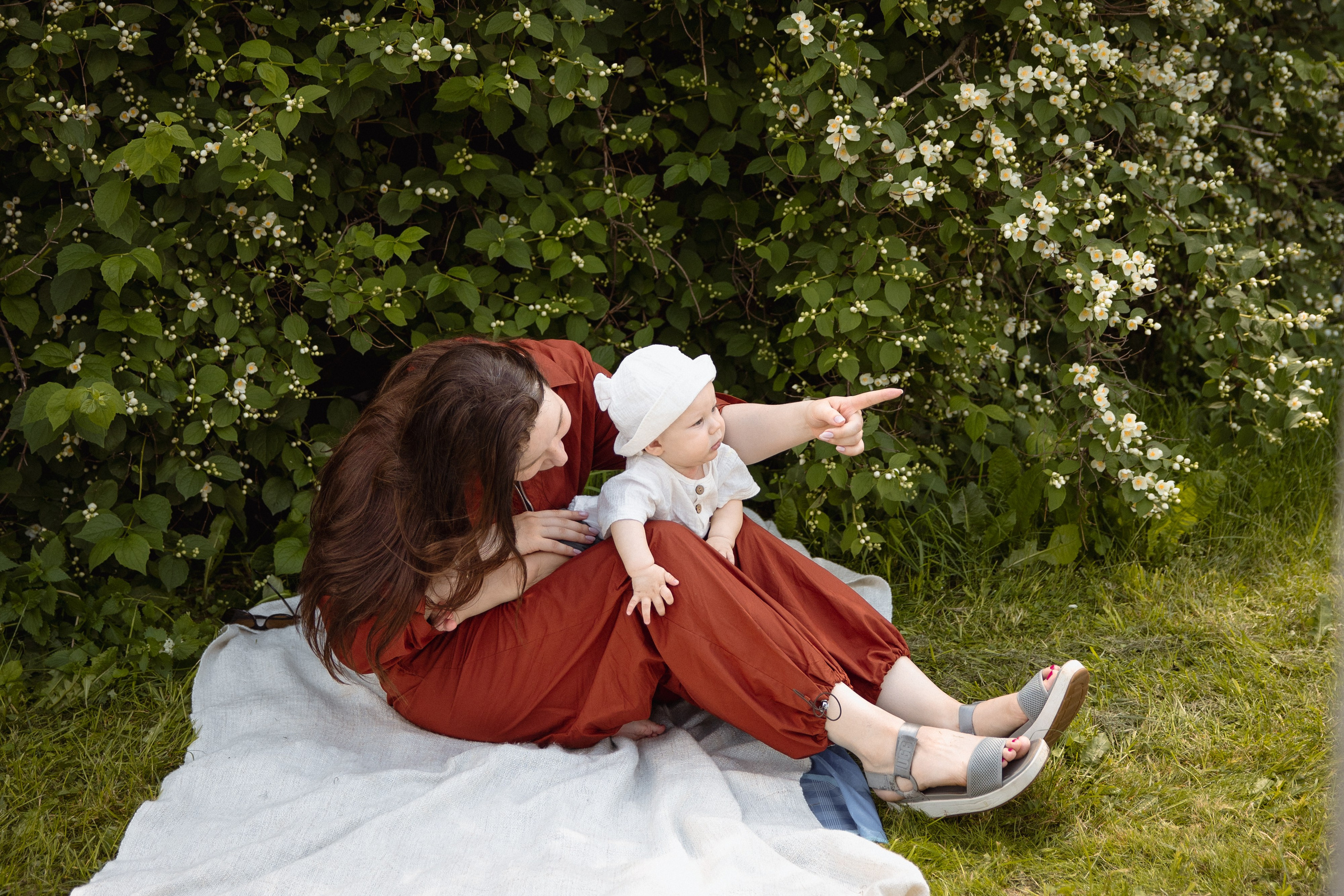 Настя с сыном у Alma-Mater. Ваш семейный newborn и lifestyle фотограф в СПБ Наталья Журавлева
