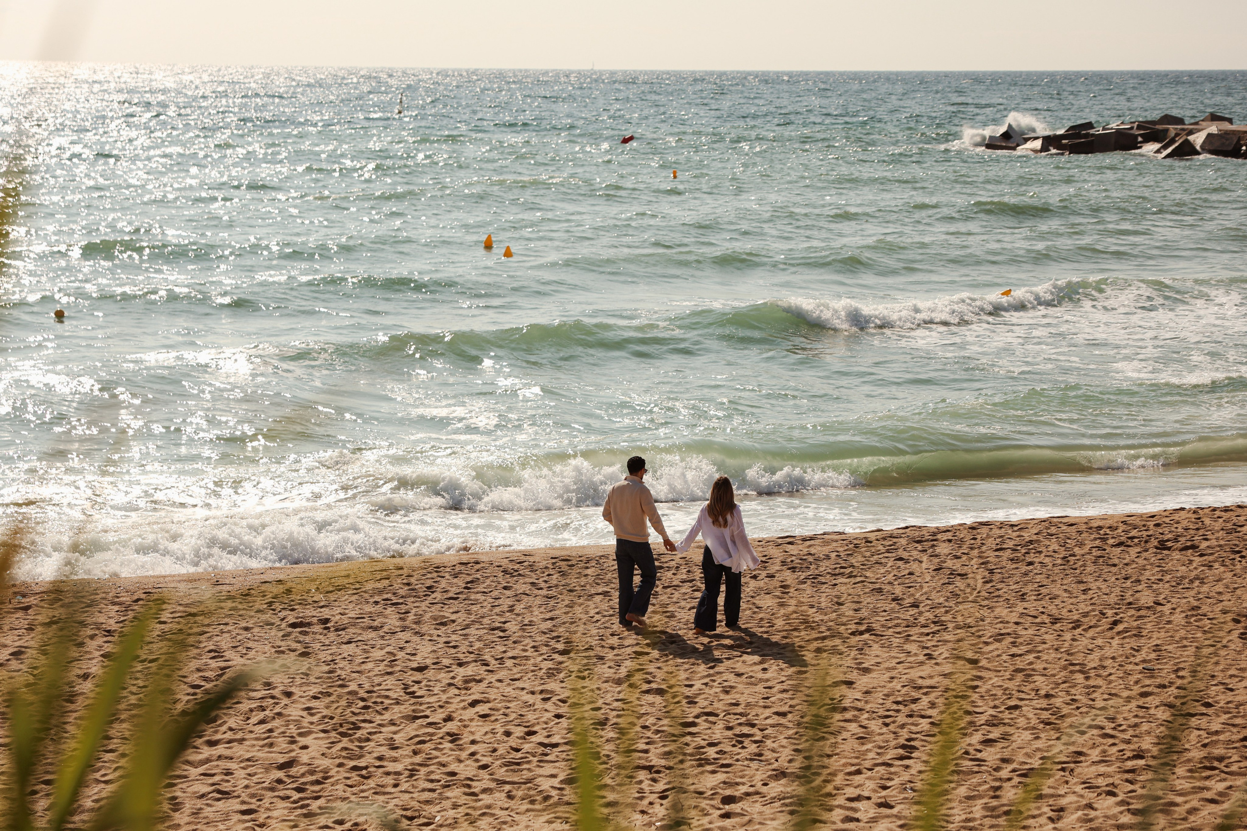 Sunny morning at the sea. Natalia Zhuravleva|family, newborn, maternity photographer in Barcelona