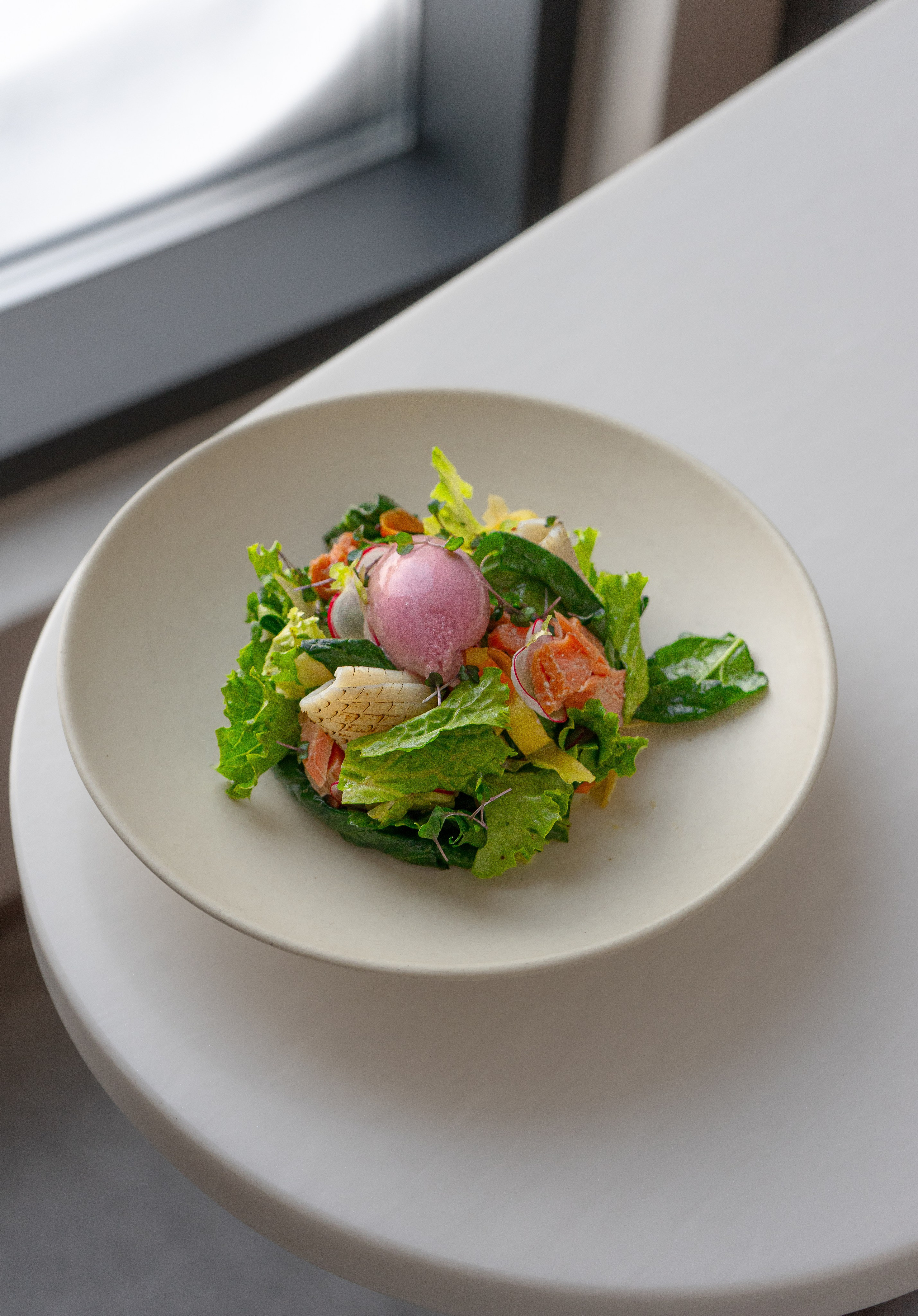 Салат с кальмаром, подкопченной форелью и сорбетом из красного апельсина, ресторан Negroni