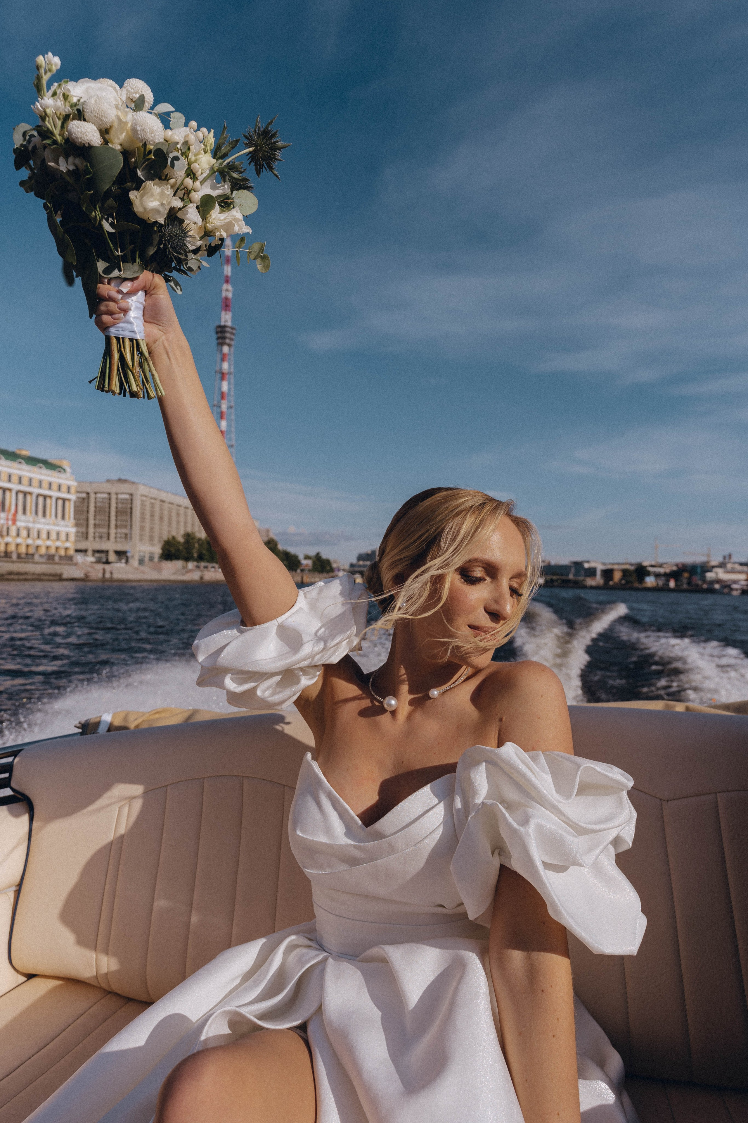 СВАДЕНБНАЯ СЬЕМКА НА КАТЕРЕ ПО КАНАЛАМ САНКТ-ПЕТЕРБУРГА И В АКВАТОРИИ НЕВЫ. Профессиональный фотограф, Санкт-Петербург — Виктория Богомолова