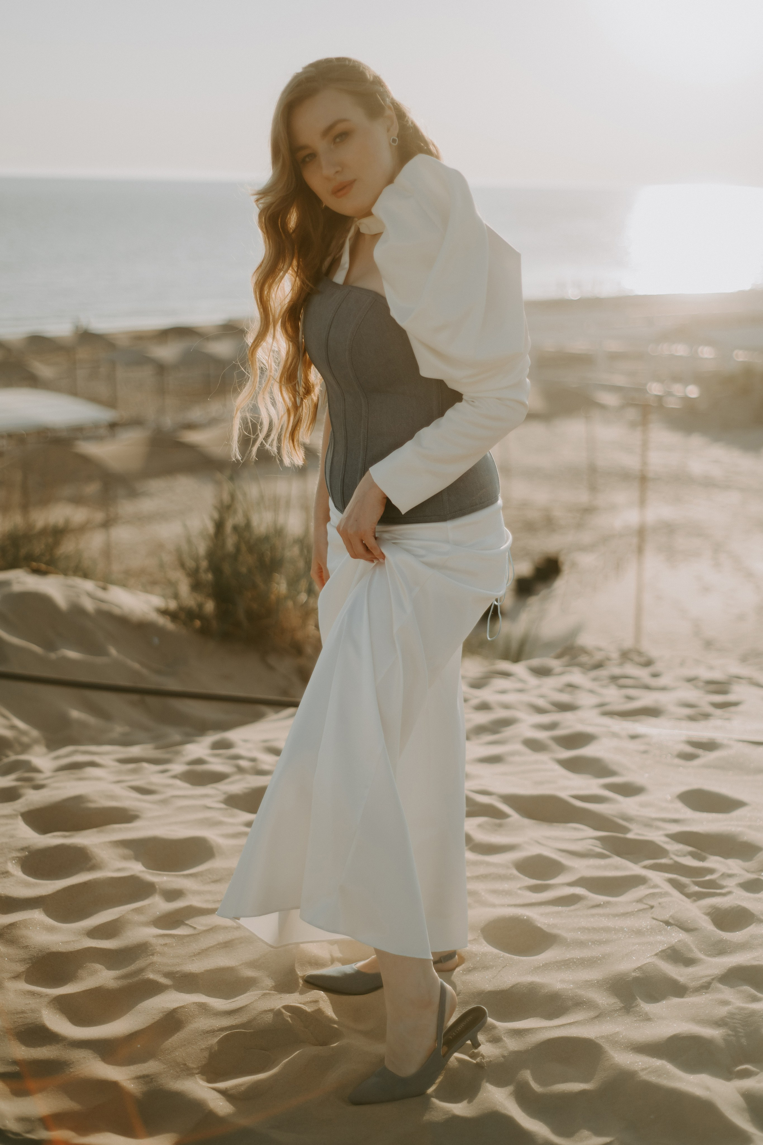 Свадебная фотография молодоженов на фоне побережья Анапы: романтический момент у моря