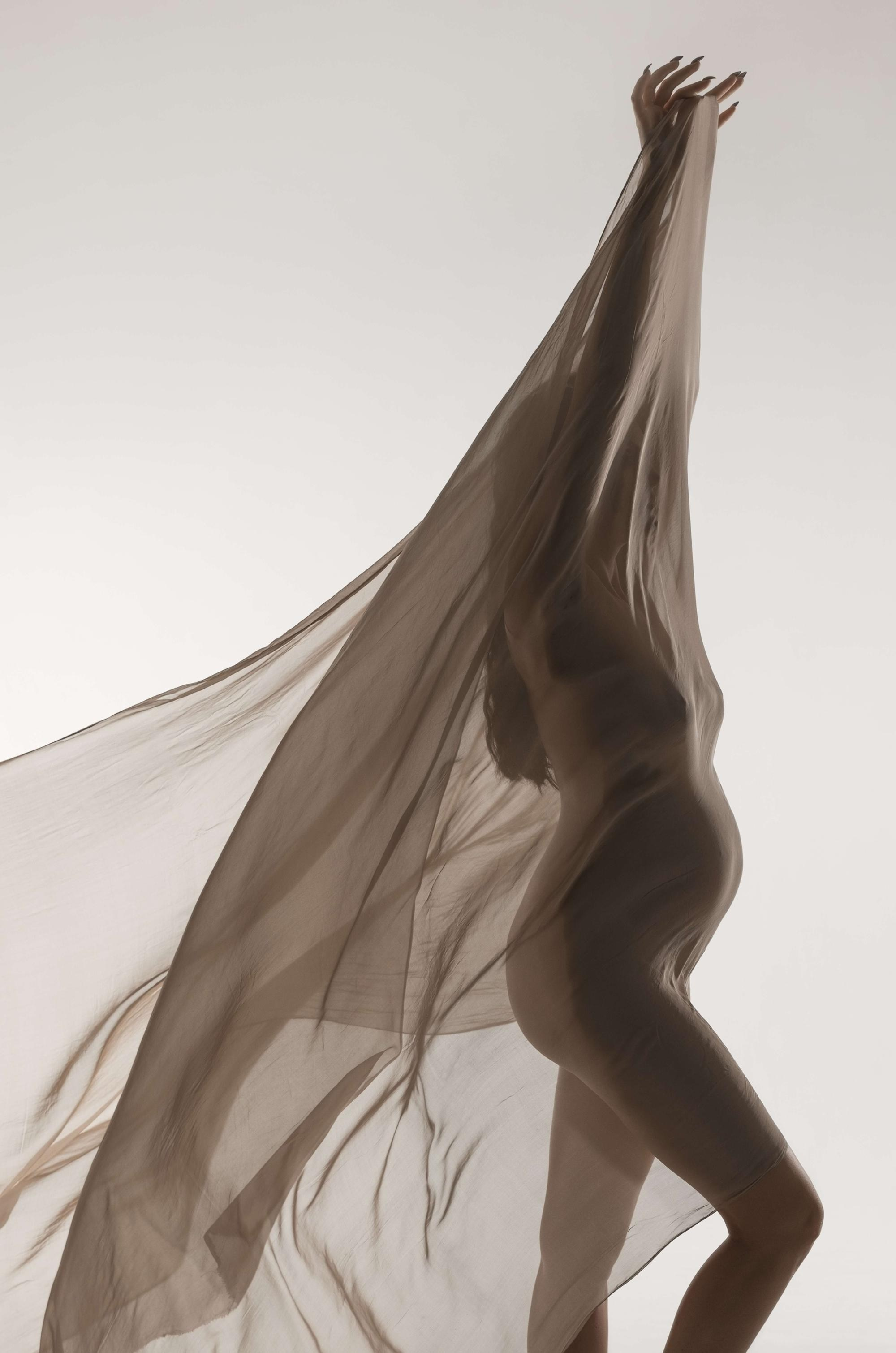 фотосессия беременной в фотостудии на светлом фоне в красивом разлетающемся платье, фотография беременности, фотосессия беременных, портрет беременной