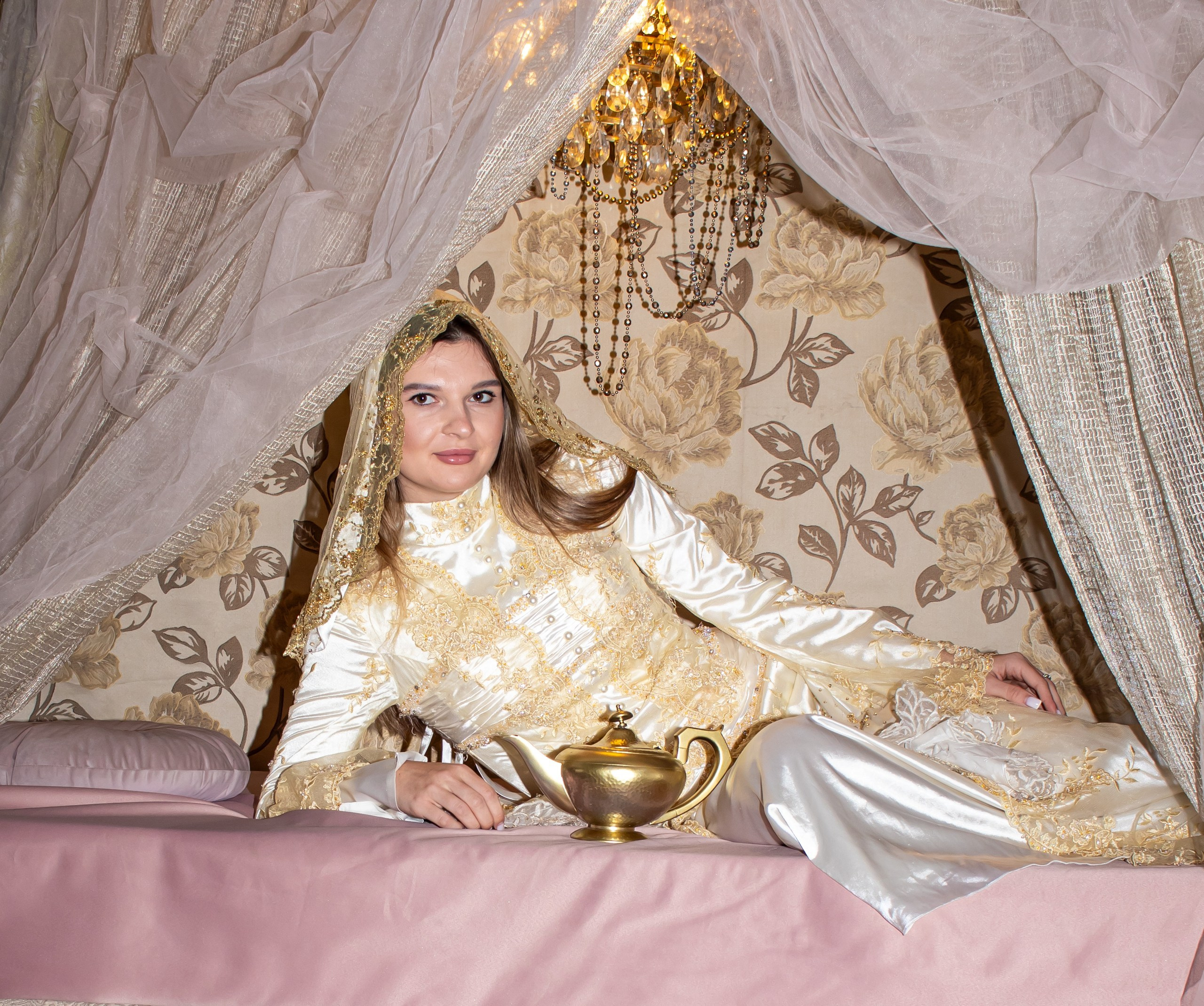 Портрет девушки в золотом наряде на подушках восточного шатра — фотограф Карасёва Елена